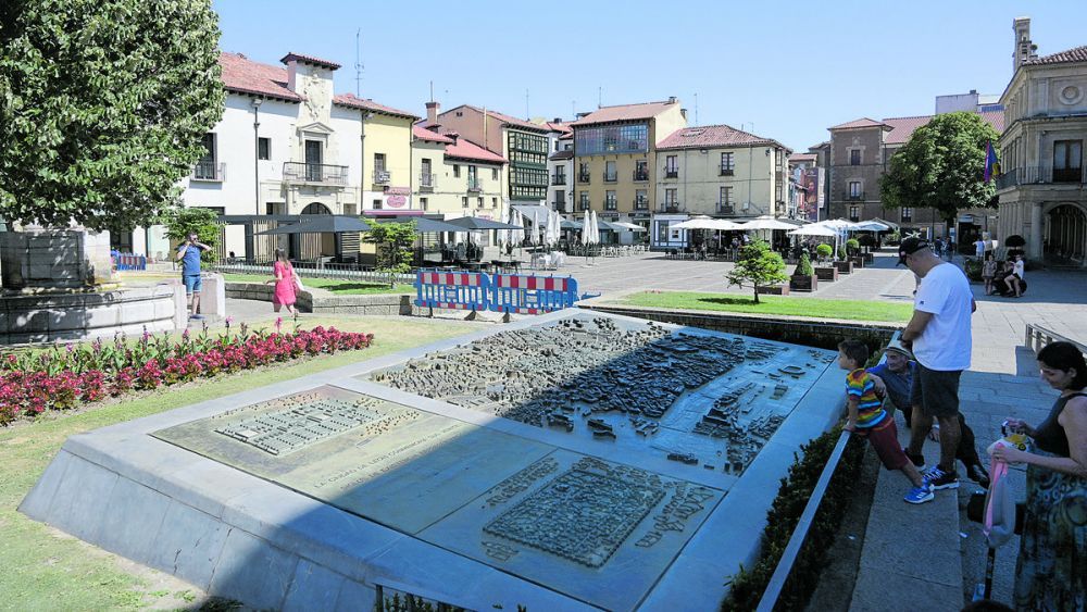 La obra del parking levantaría la plaza de San Marcelo. | JESÚS F. SALVADORES