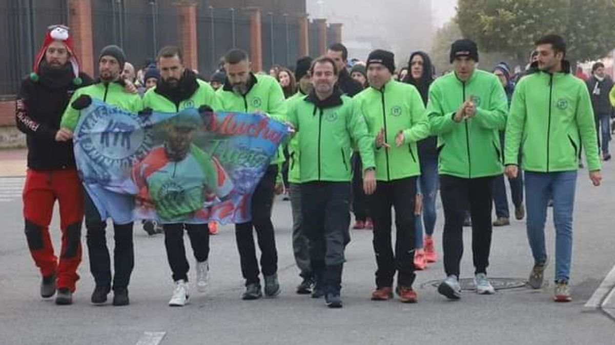 Compañeros del policía encabezando la marcha.