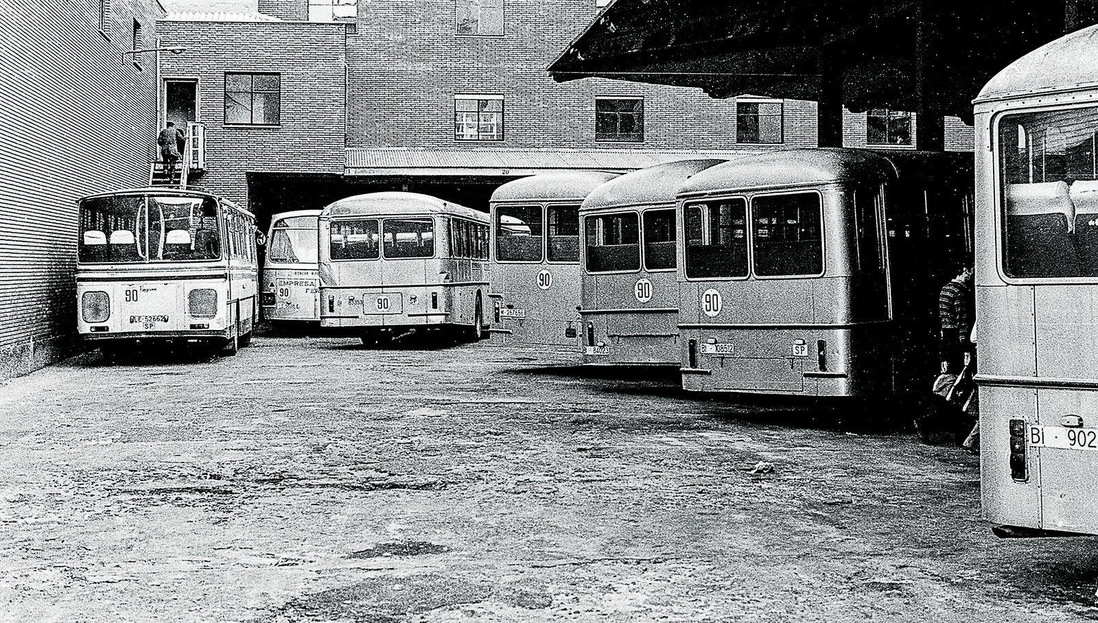 En las cocheras de Martiano nunca faltaban autobuses con un cartel en el cristal delantero que avisaba de destino de la línea que recorría. | FERNANDO RUBIO