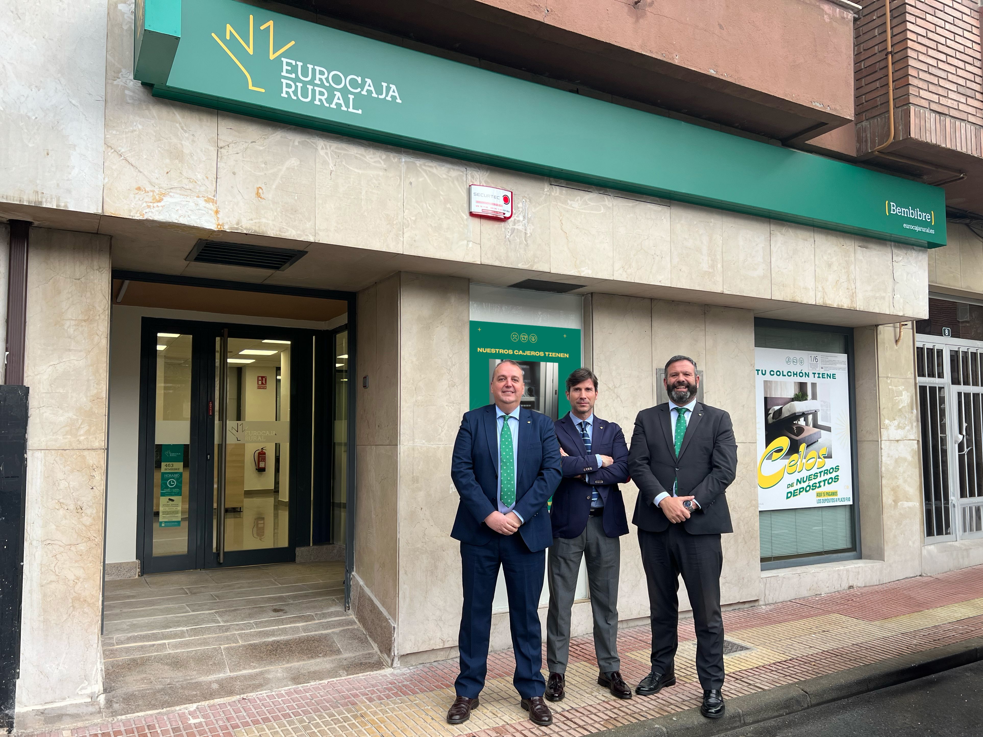 Nueva oficina de Caja Rural en Bembibre, con el director territorial Antonio Pérez, el de oficina, Abel Santisteban y el de Red comercial, Carlos Martín-Salas.