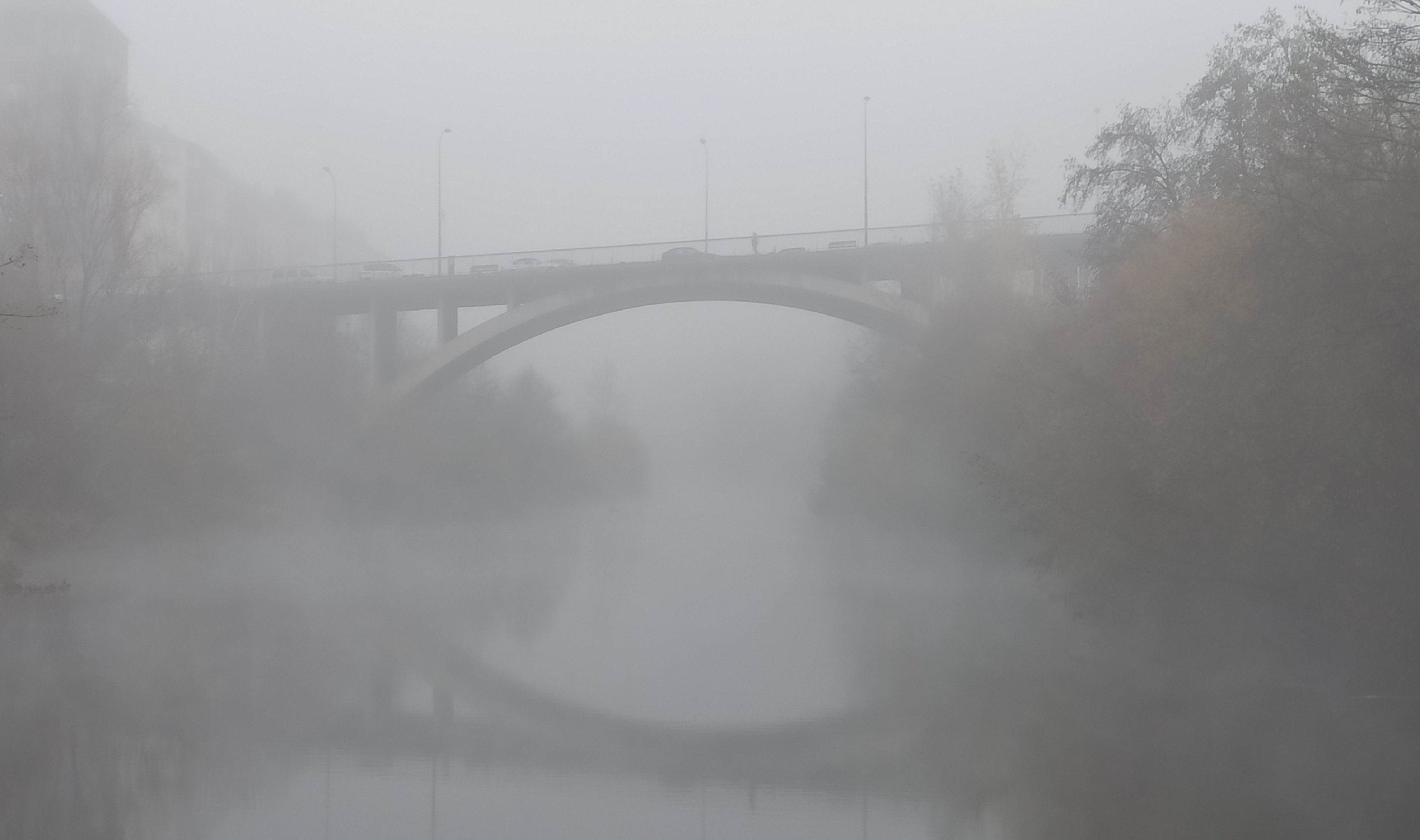 Intensa niebla este domingo en Ponferrada. | CÉSAR SÁNCHEZ (ICAL)