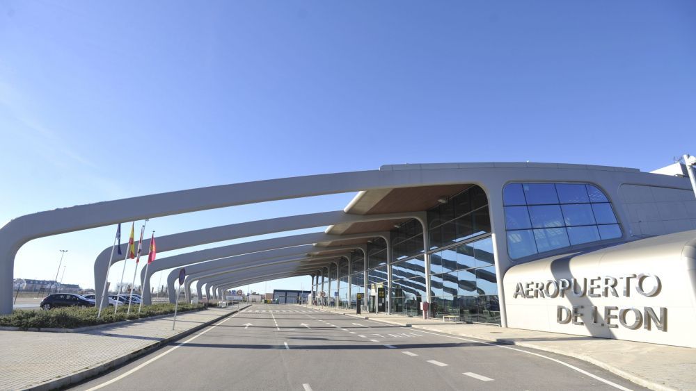 Vista exterior de la terminal del aeropuerto de León en una imagen de archivo. | DANIEL MARTÍN