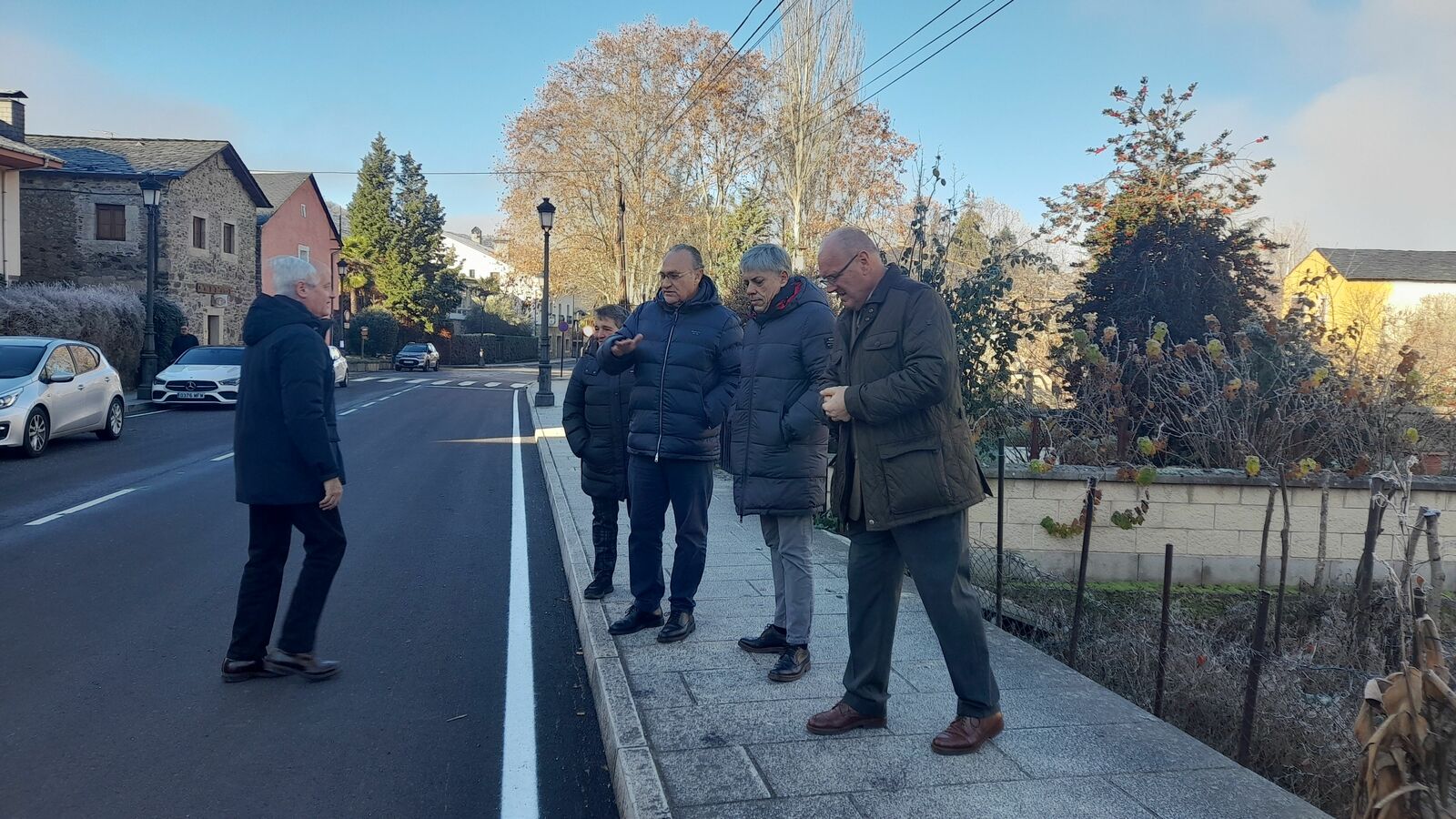 Visita de la delegación de la Junta a carretera de Molinaseca. | MAR IGLESIAS