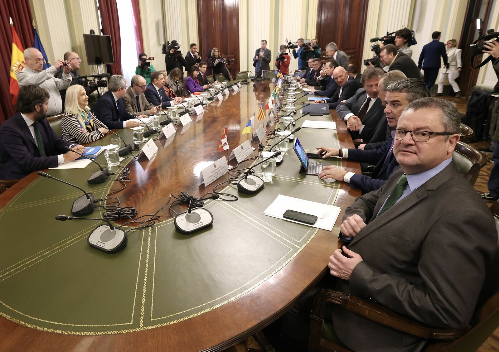  Dueñas, a la derecha, durante la reunión con Planas y los homólogos del ramo de Agricultura durante la reunión de este lunes. | ICAL