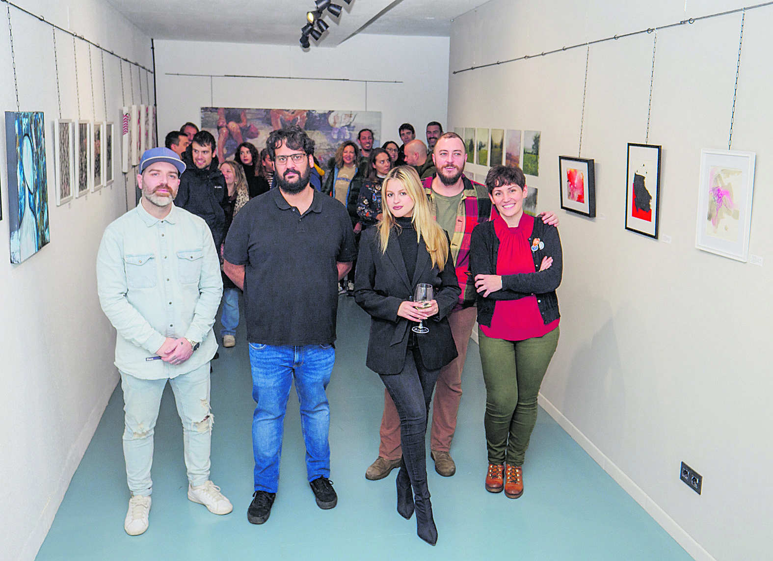 Mónica Alija y los artistas en la inauguración de 'Fragmentos' en el espacio expositivo de La Cabaña. | VICENTE GARCÍA