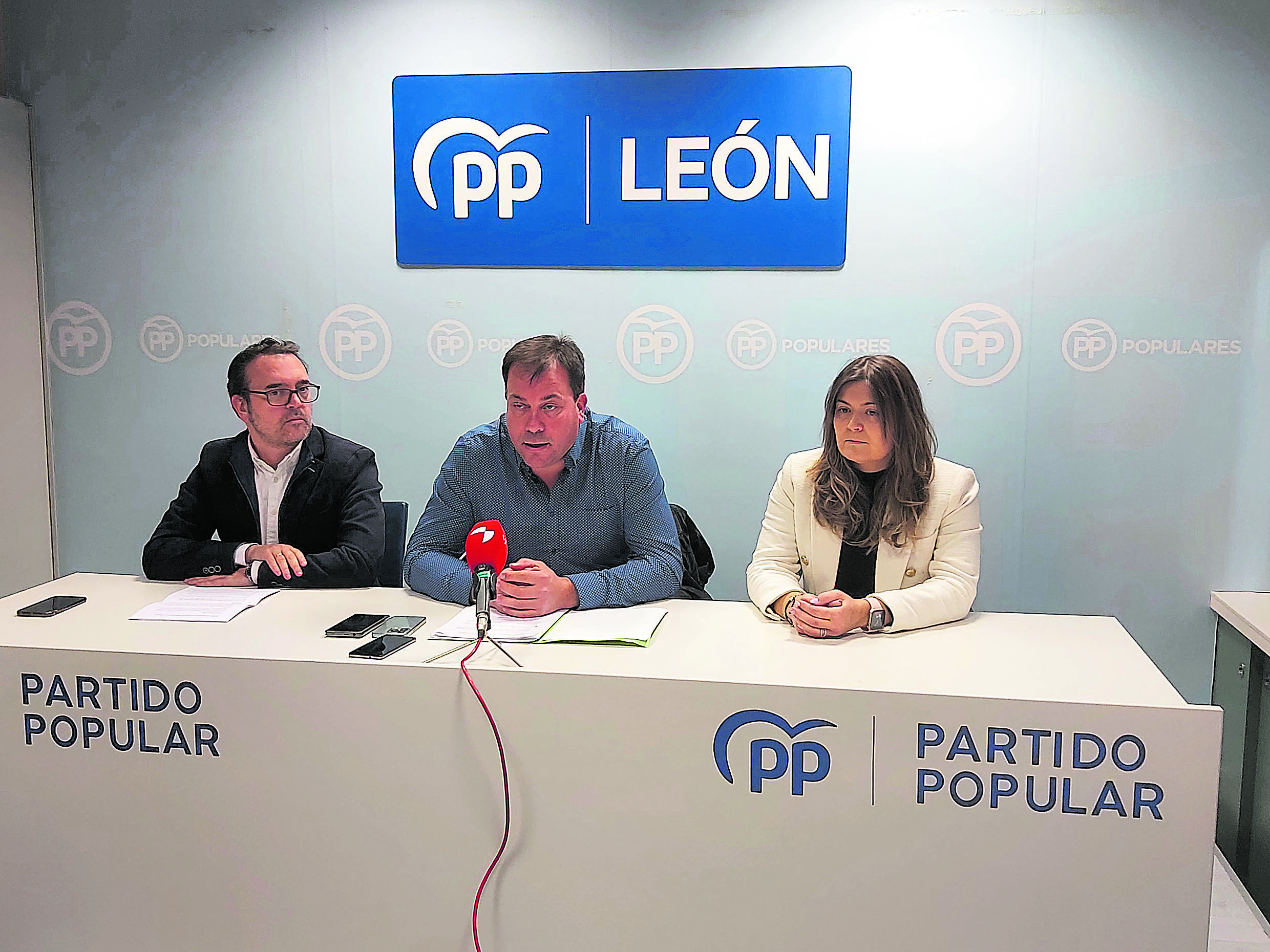 Los procuradores del PP de León, Gavilanes, Mendoza y Coelho. | L.N.C.