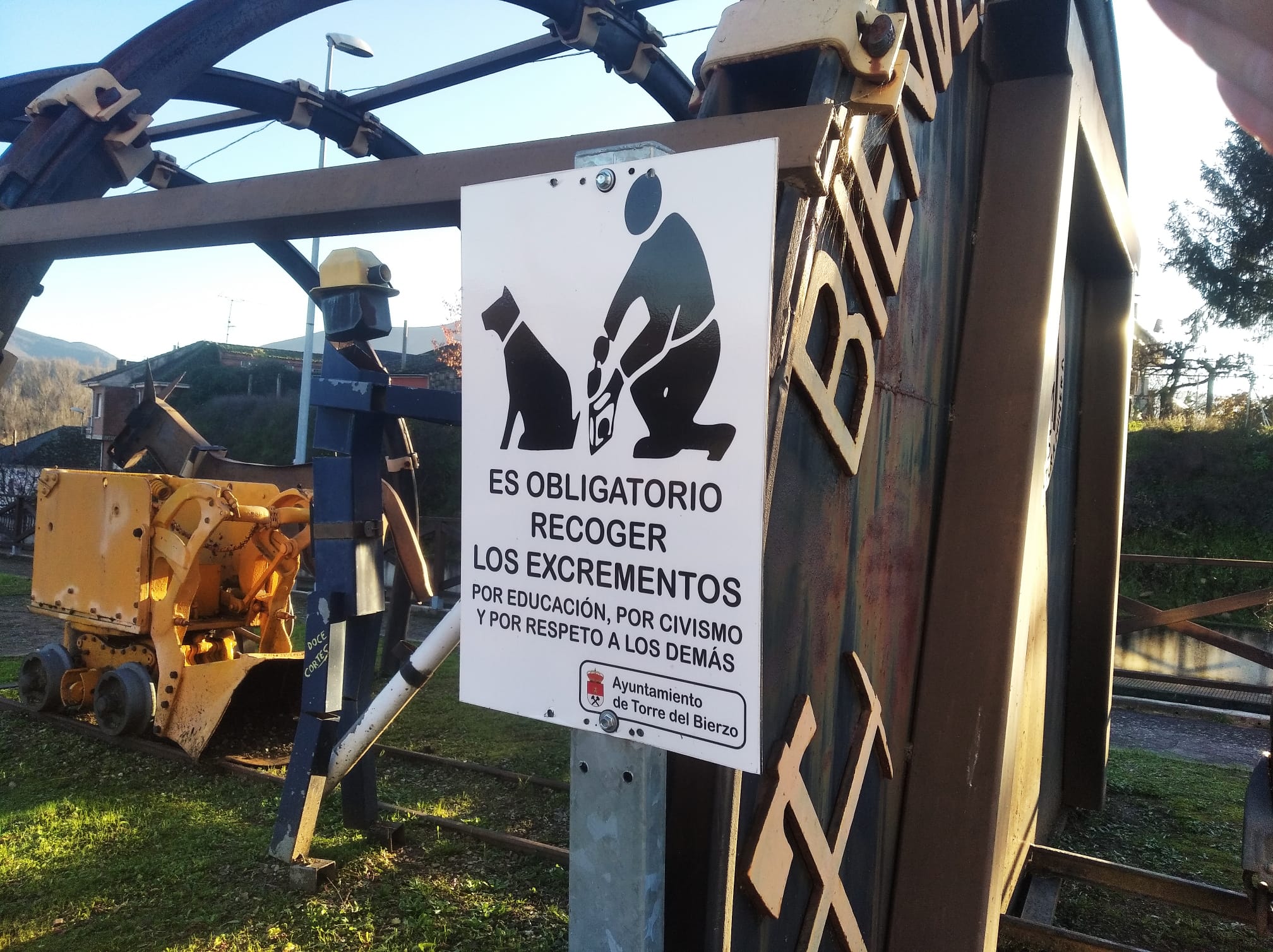 Imagen del cartel colocado en el monumento a la minería.