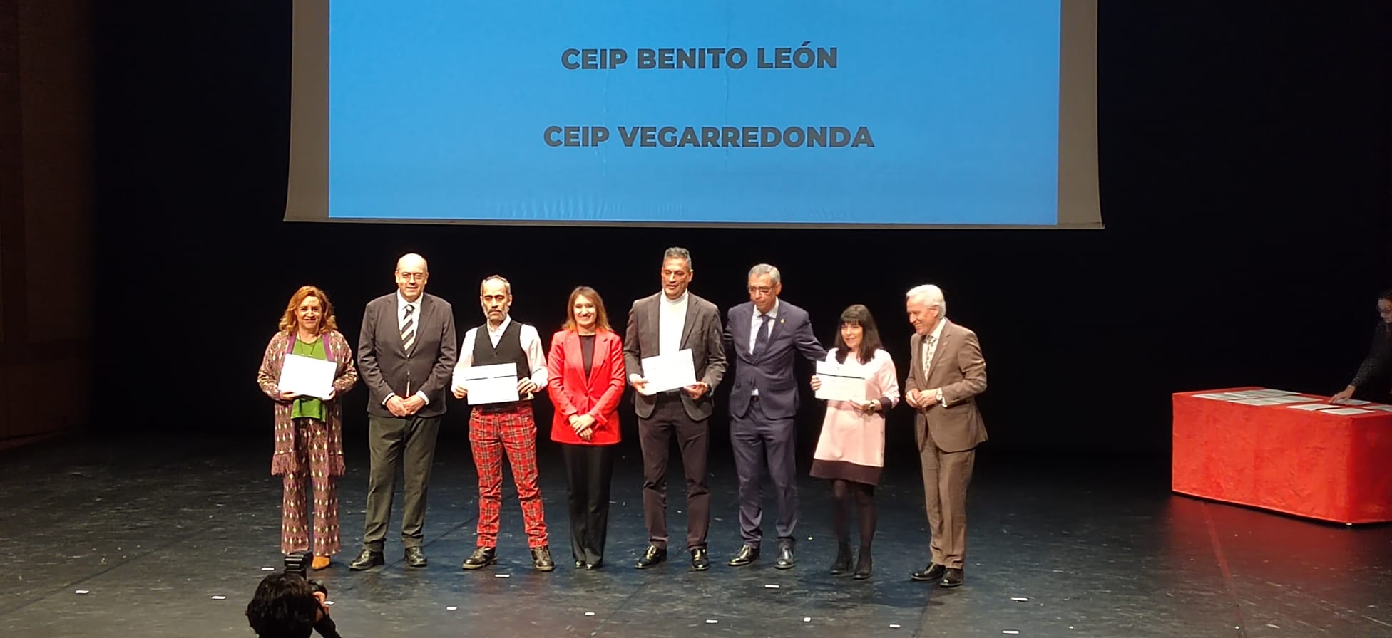 Sara González, primera por la izquierda, recibiendo el diploma. | L.N.C.