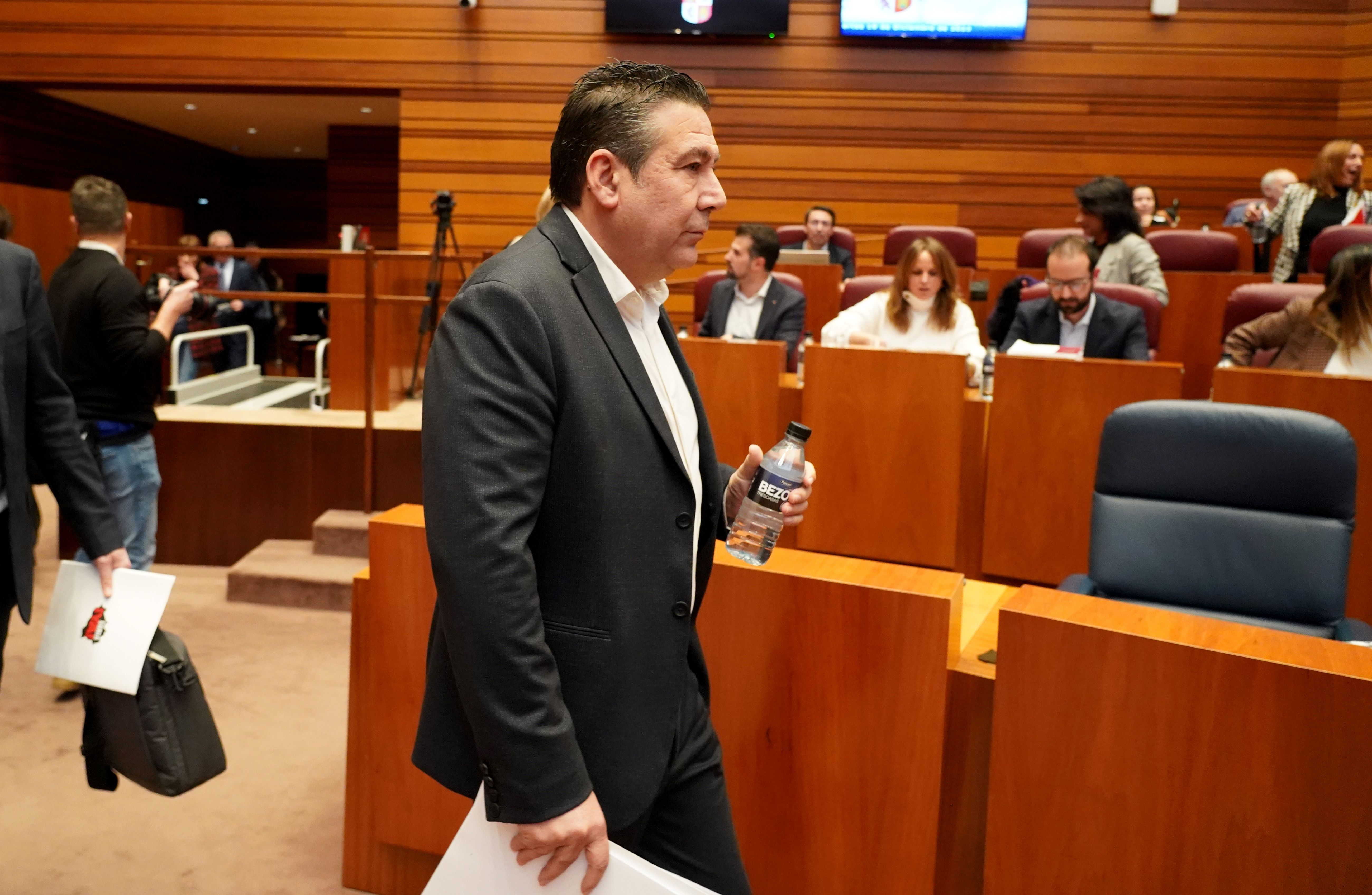 Luis Mariano Santos en el Pleno de las Cortes de este martes. | LETICIA PÉREZ (ICAL)