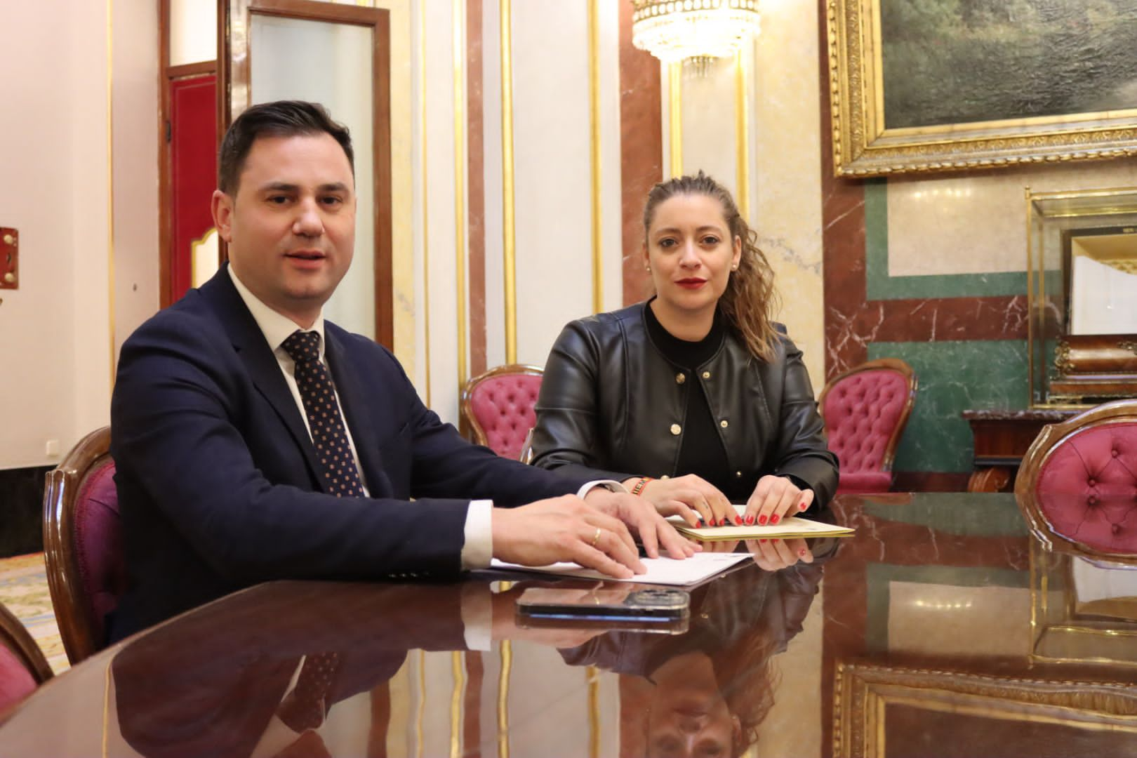 Reunión Ester Muñoz y Javier Cendón en el Congreso. | L.N.C.