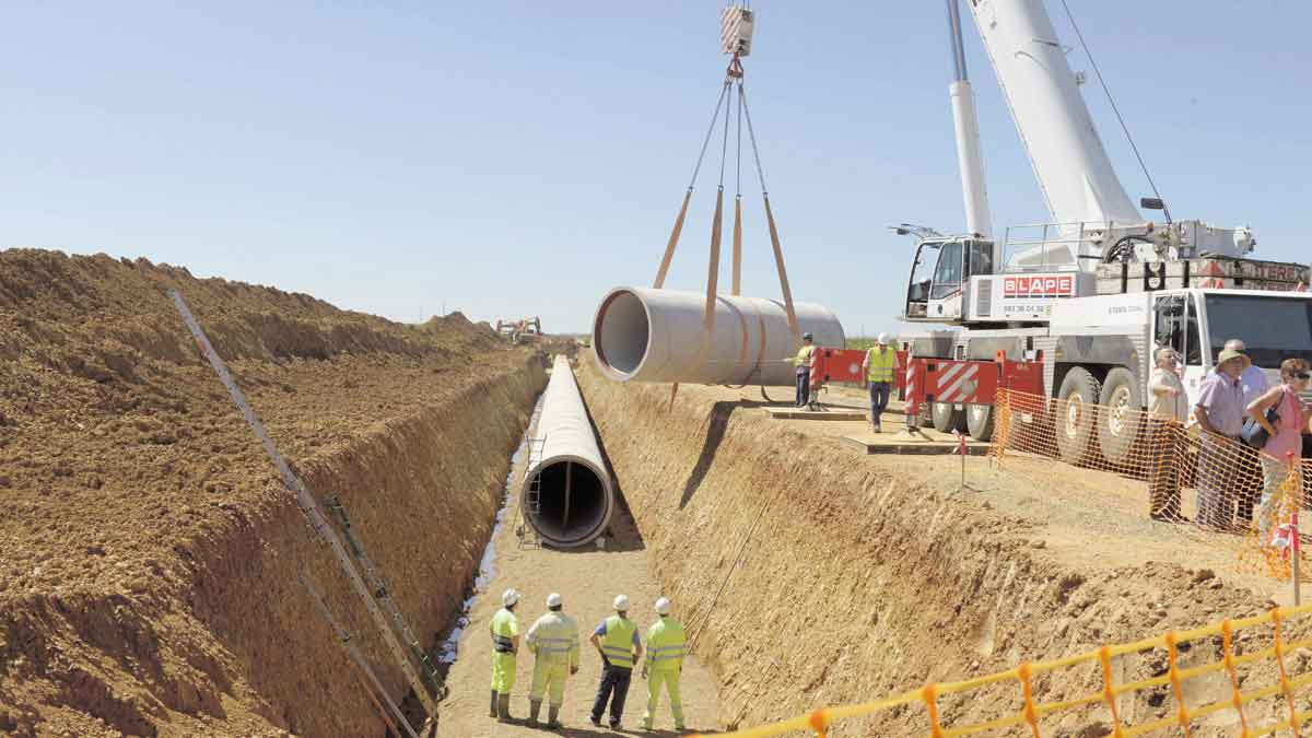 Obras de instalación de una tubería de abastecimiento en las proximidades de Zuares del Páramo. | MAURICIO PEÑA