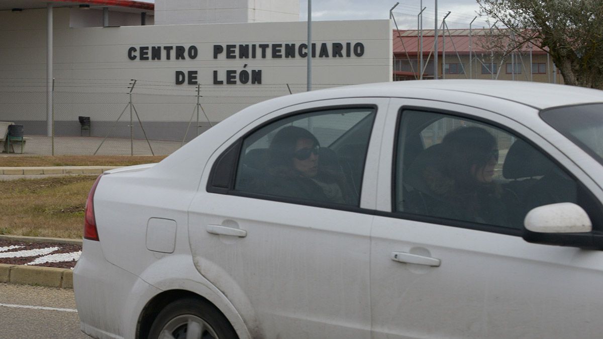 Raquel Gago a su salida del Centro Penitenciario de Mansilla de las Mulas este jueves. | MAURICIO PEÑA