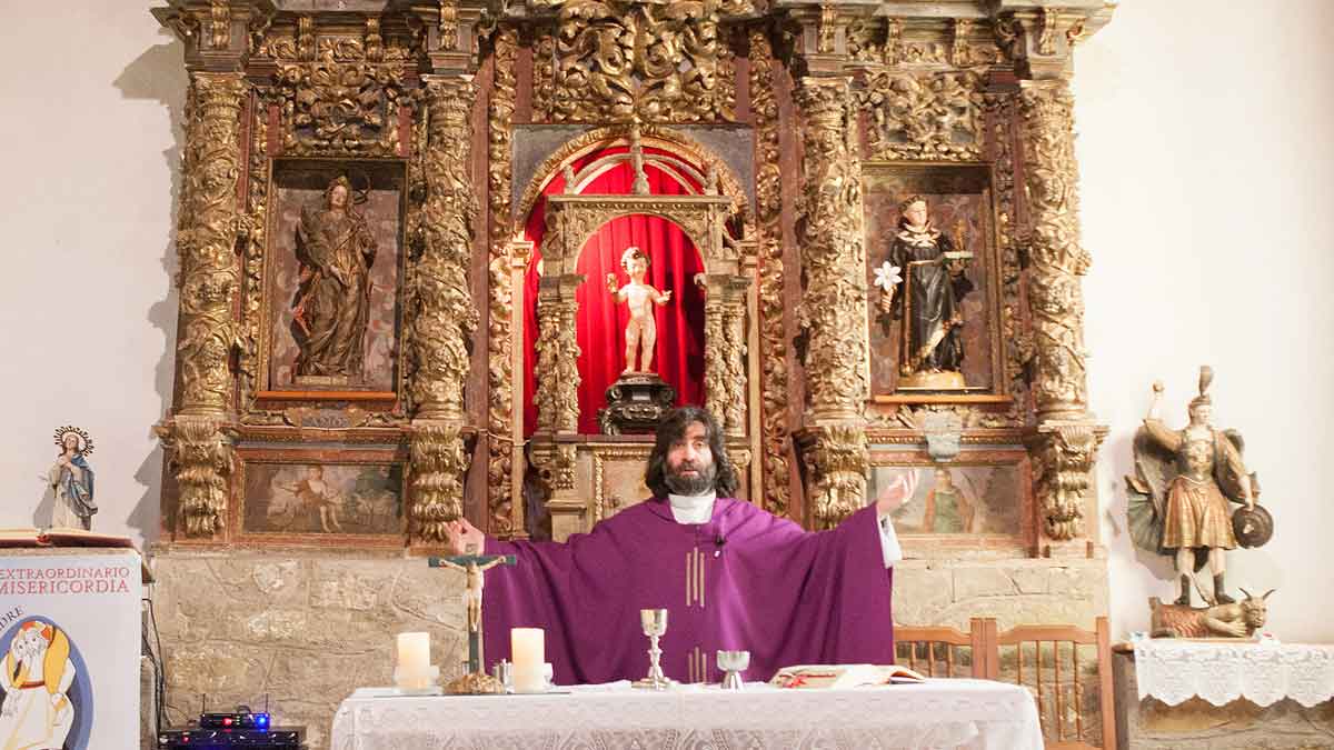 Teófilo Nieto, párroco de San Juan del Rebollar (Zamora), oficia una misa en San Cristobal de Aliste. | ICAL