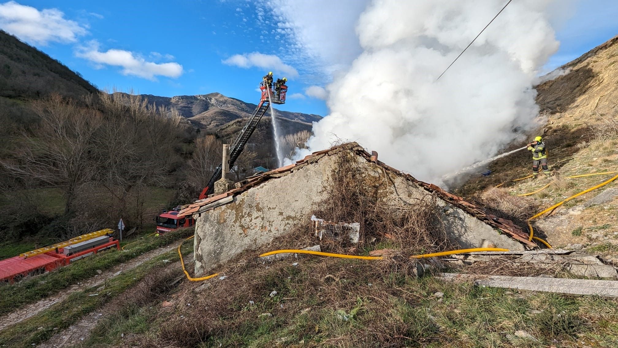 Los Bomberos del Ayuntamiento de León se desplazaron hasta Huergas de Gordón. | BOMBEROS AYTO. LEÓN