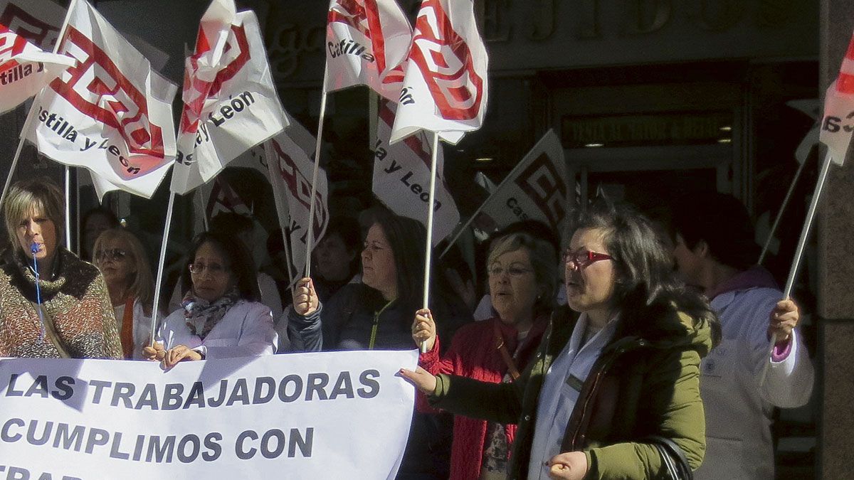 Manifestación de las trabajadoras de Carflor en Ponferrada. | L. N. C.