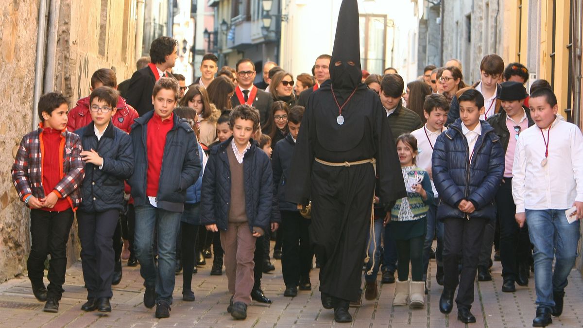 Un grupo de niños acompaña al Lambrión. | C.S. (Ical)