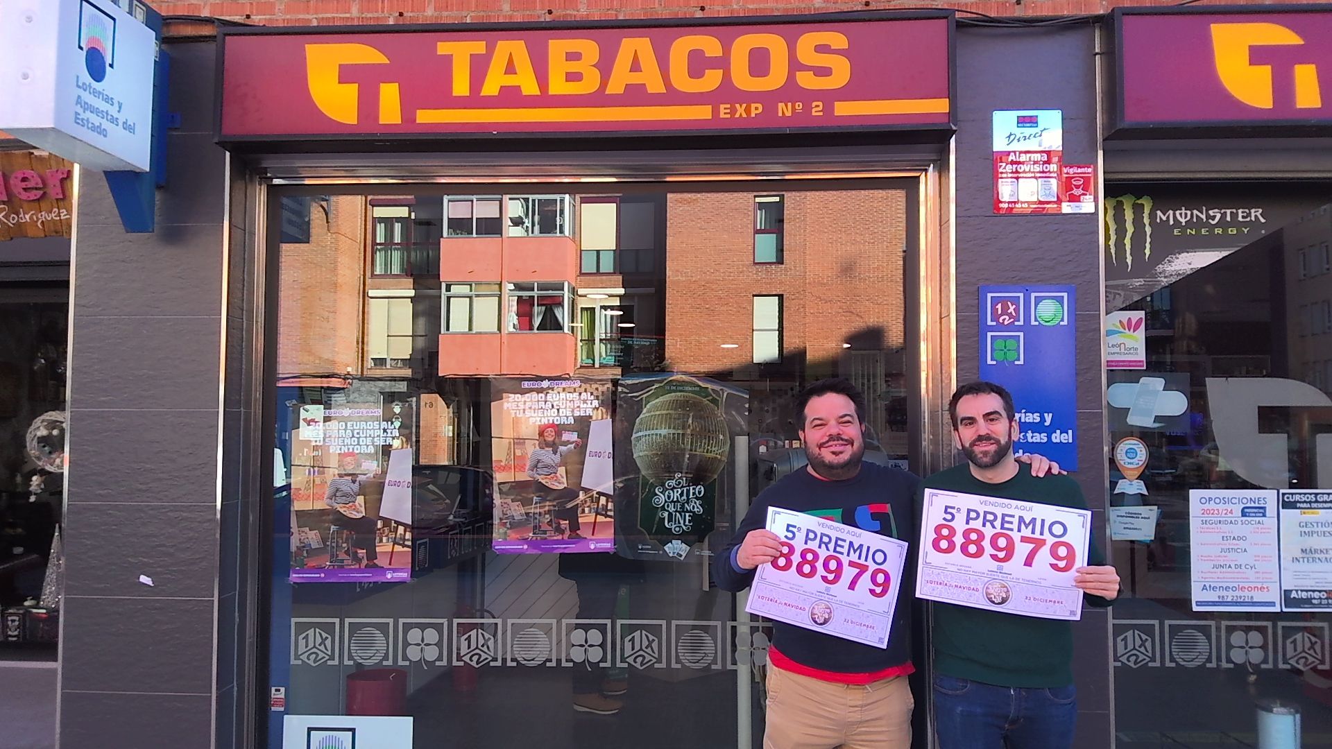 Punto de venta mixto nº 45710 de la Avda. Nocedo, número 80. | L.N.C.