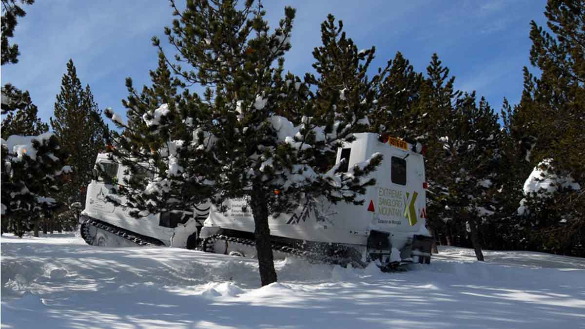 Un vehículo para el transporte de esquiadores en un viaje de prueba. | E.S.G.