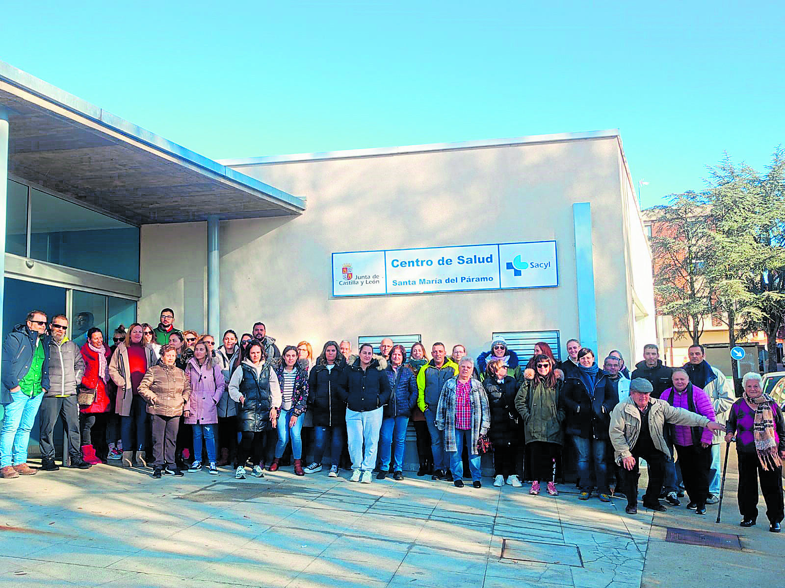 Protesta de familiares junto al centro de salud de la localidad. | L.N.C.