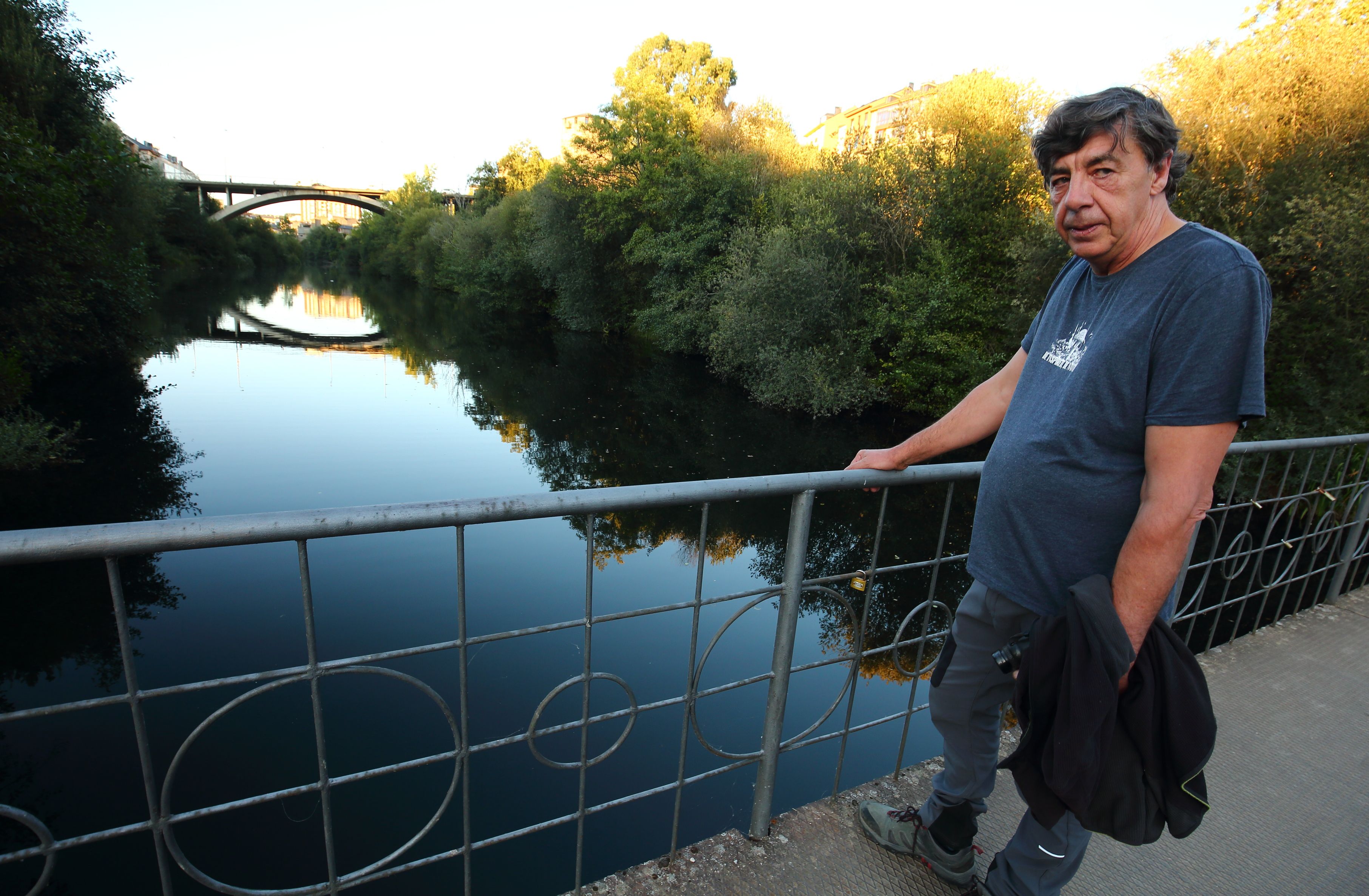 El presidente de l asociación Tyto Alba, Miguel Ángel Gallego, junto al río Sil a su paso por Ponferrada. | César Sánchez (Ical)