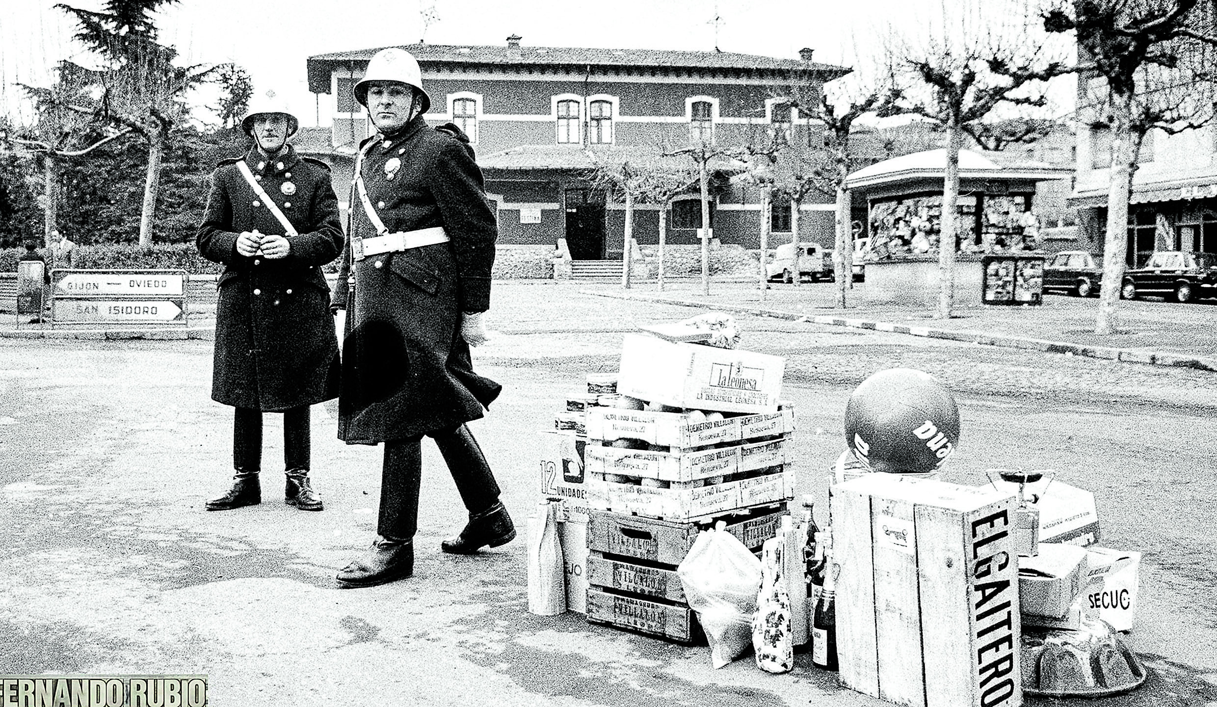 Dos policías municipales de los setenta, habituales dirigiendo el tráfico, rodeados de los aguinaldos que les fueron dejando los leoneses. | FERNANDO RUBIO
