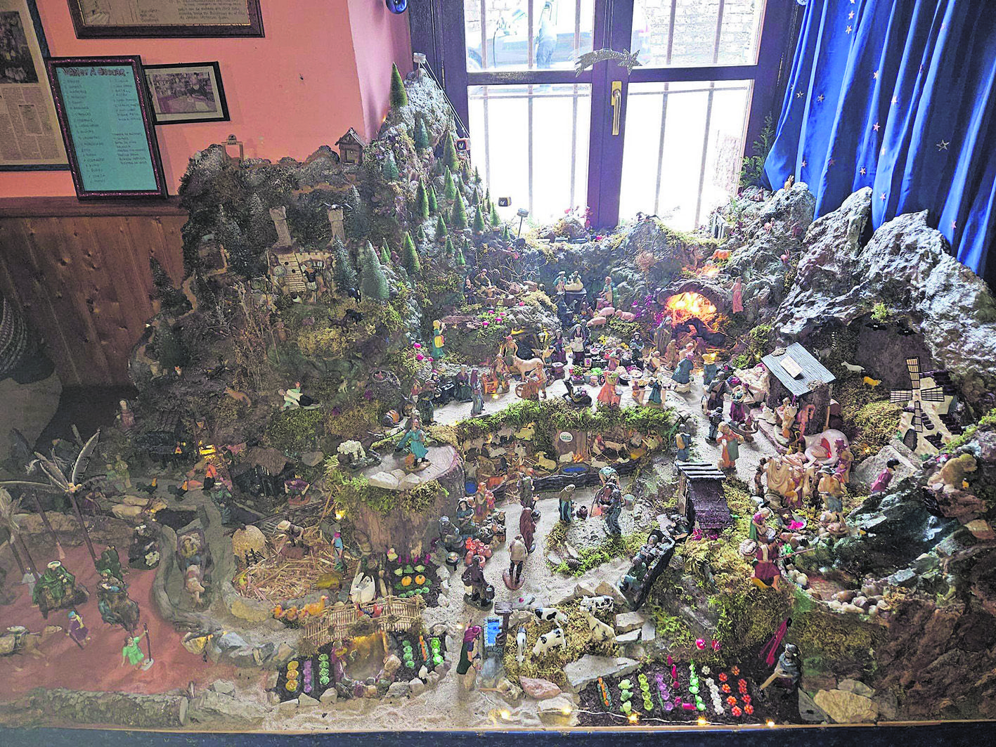 El Belén de Casa Maragato de Busdongo, cargado de figuras pero también de historias de la comarca y enigmas que buscar y desvelar. | FULGENCIO FERNÁNDEZ