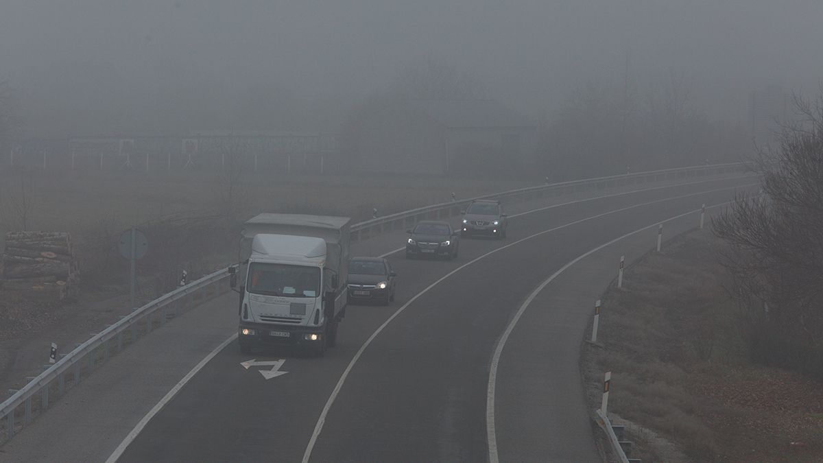 Niebla en una carretera de la provincia de León, de archivo. | L.N.C.
