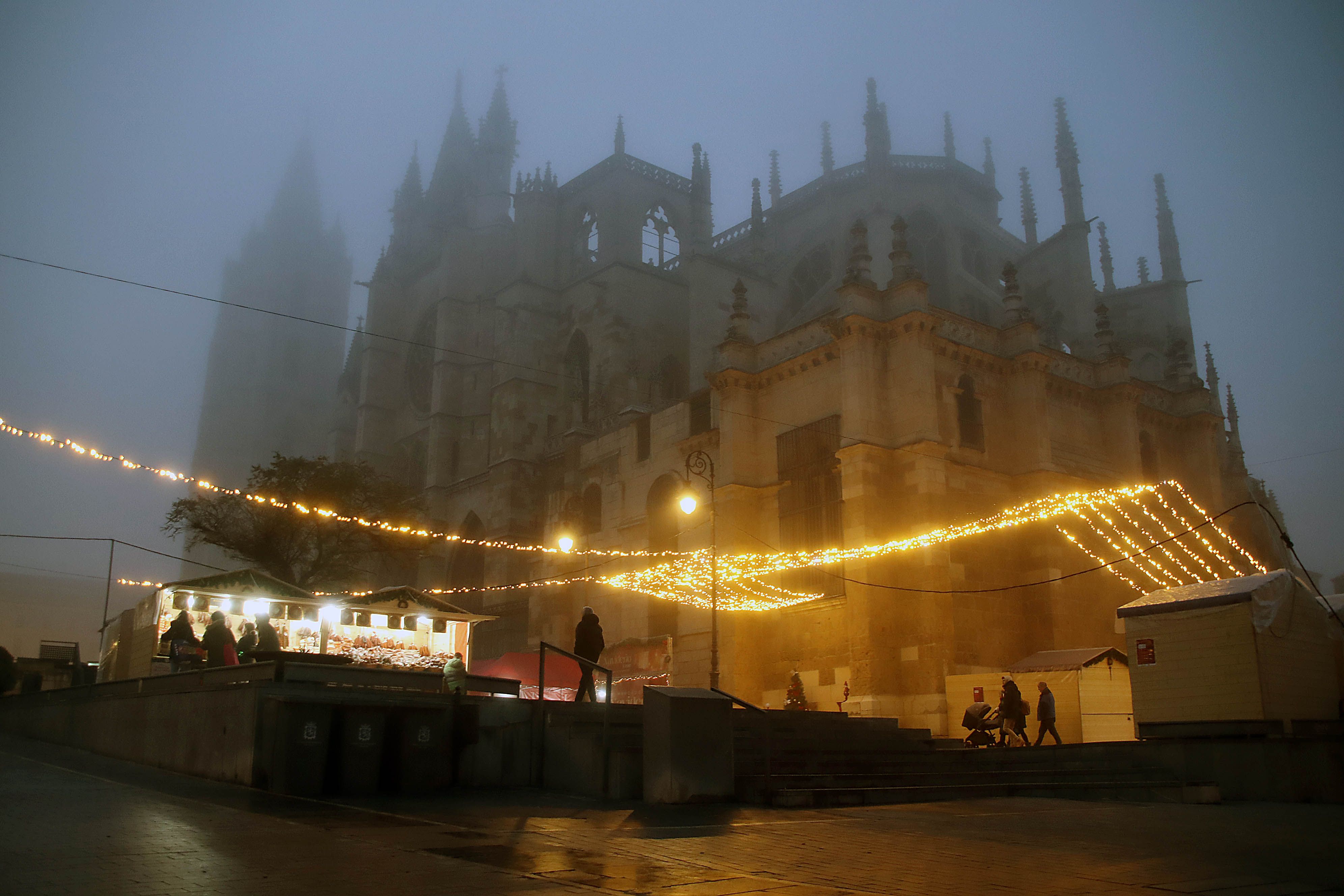 Niebla sobre la Catedral de León, este pasado día de Nochebuena. | PEIO GARCÍA (ICAL)