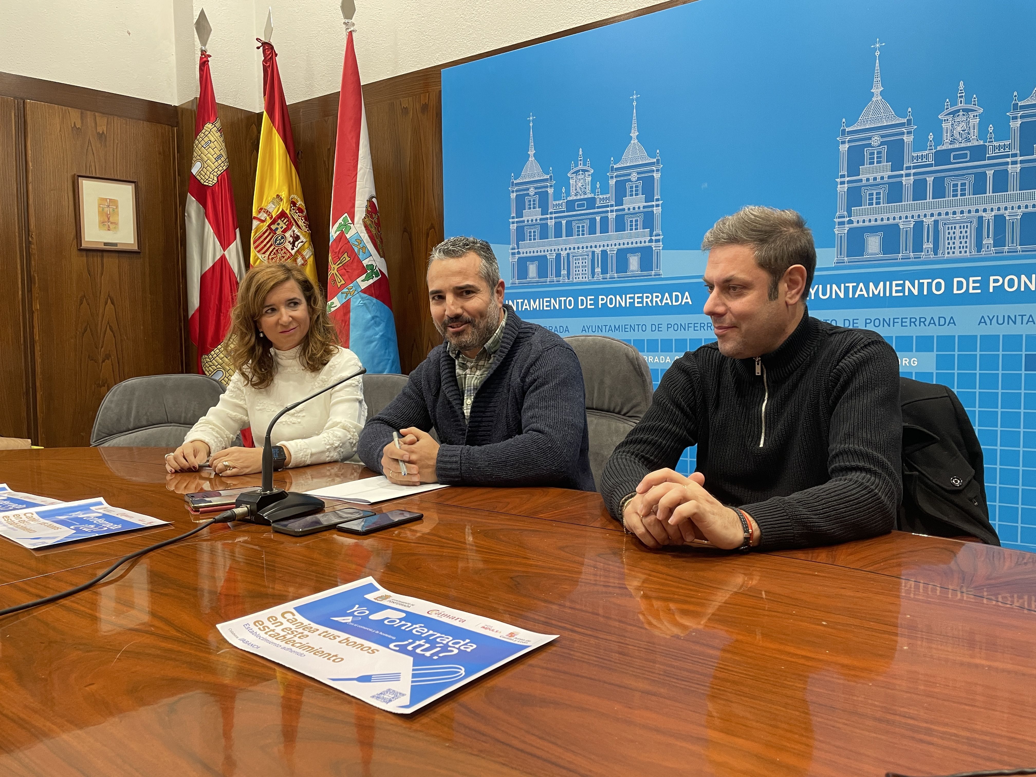 Vanesa Capilla, David Pacios e Iván Alonso en el Ayuntamiento de Ponferrada. | Javier Fernández