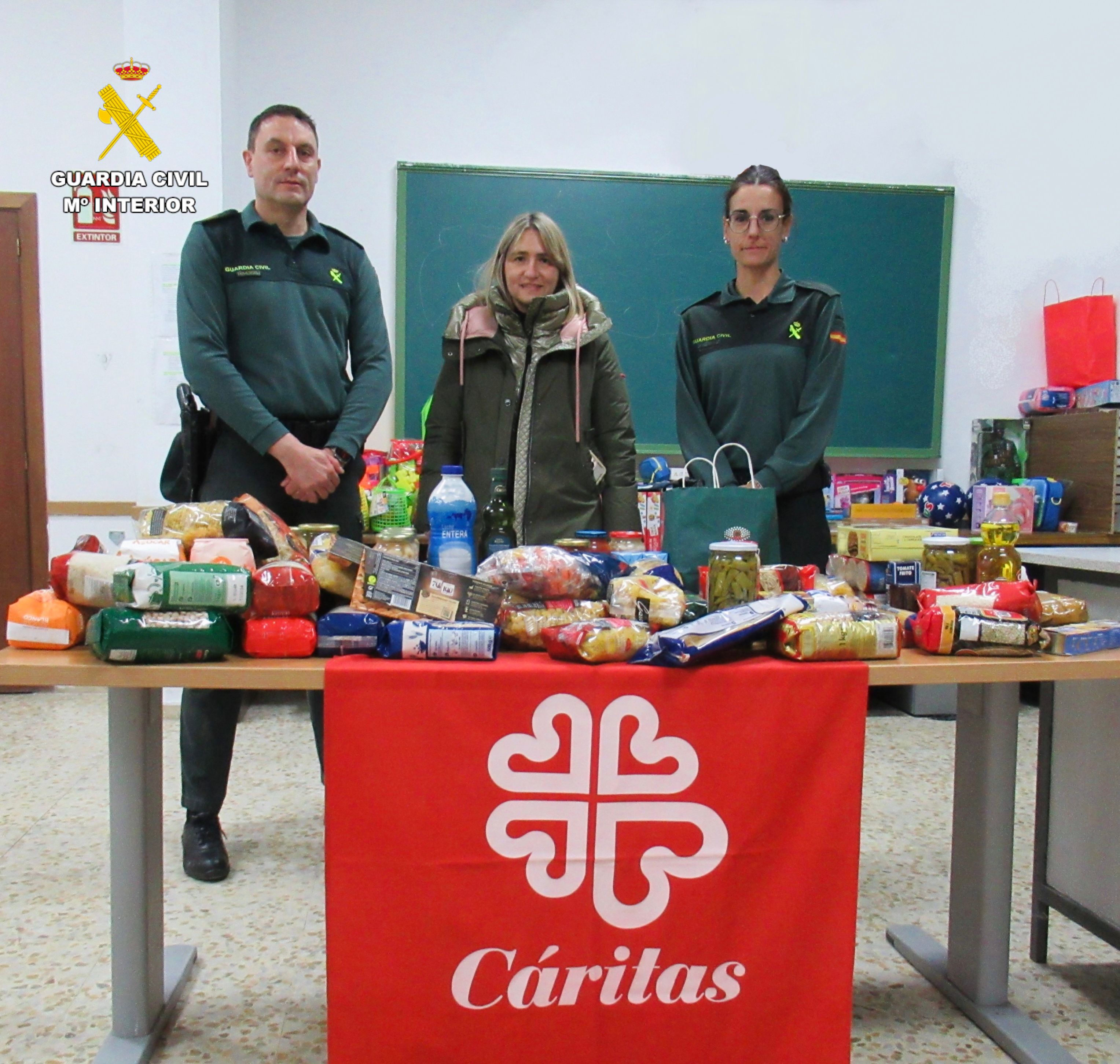 Entrega de alimentos de la Guardia Civil de León a Cáritas. | L.N.C.