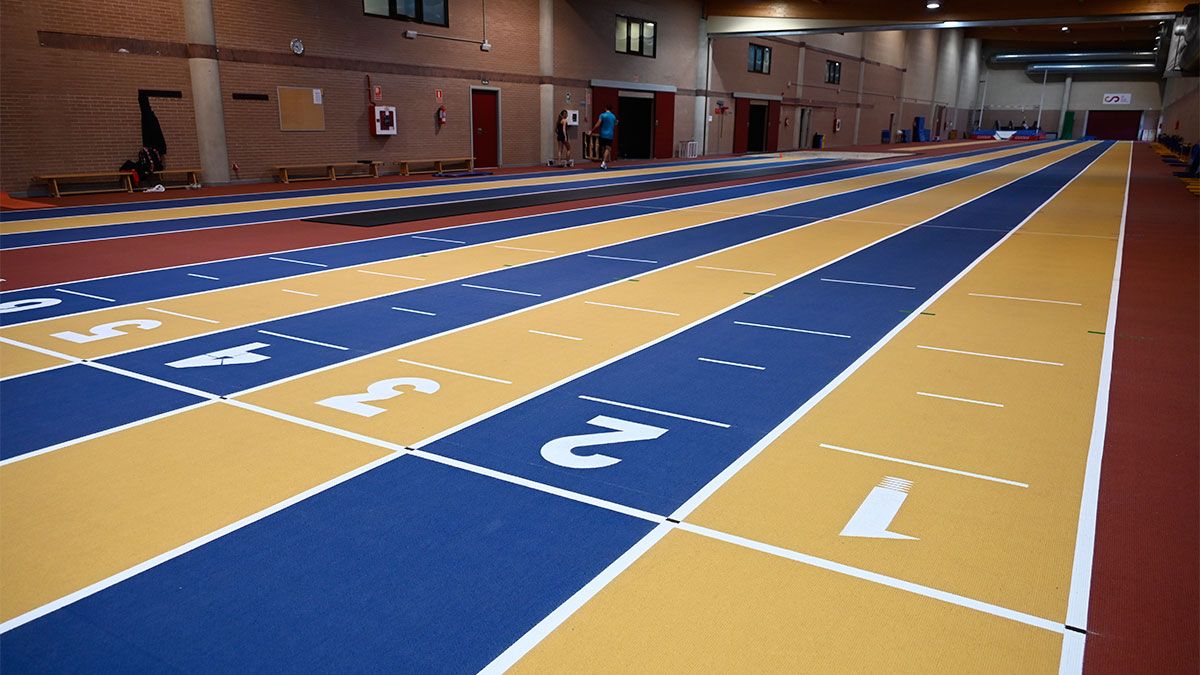 El Centro de Alto Rendimiento de León estrena pista de su módulo de atletismo. | SAÚL ARÉN