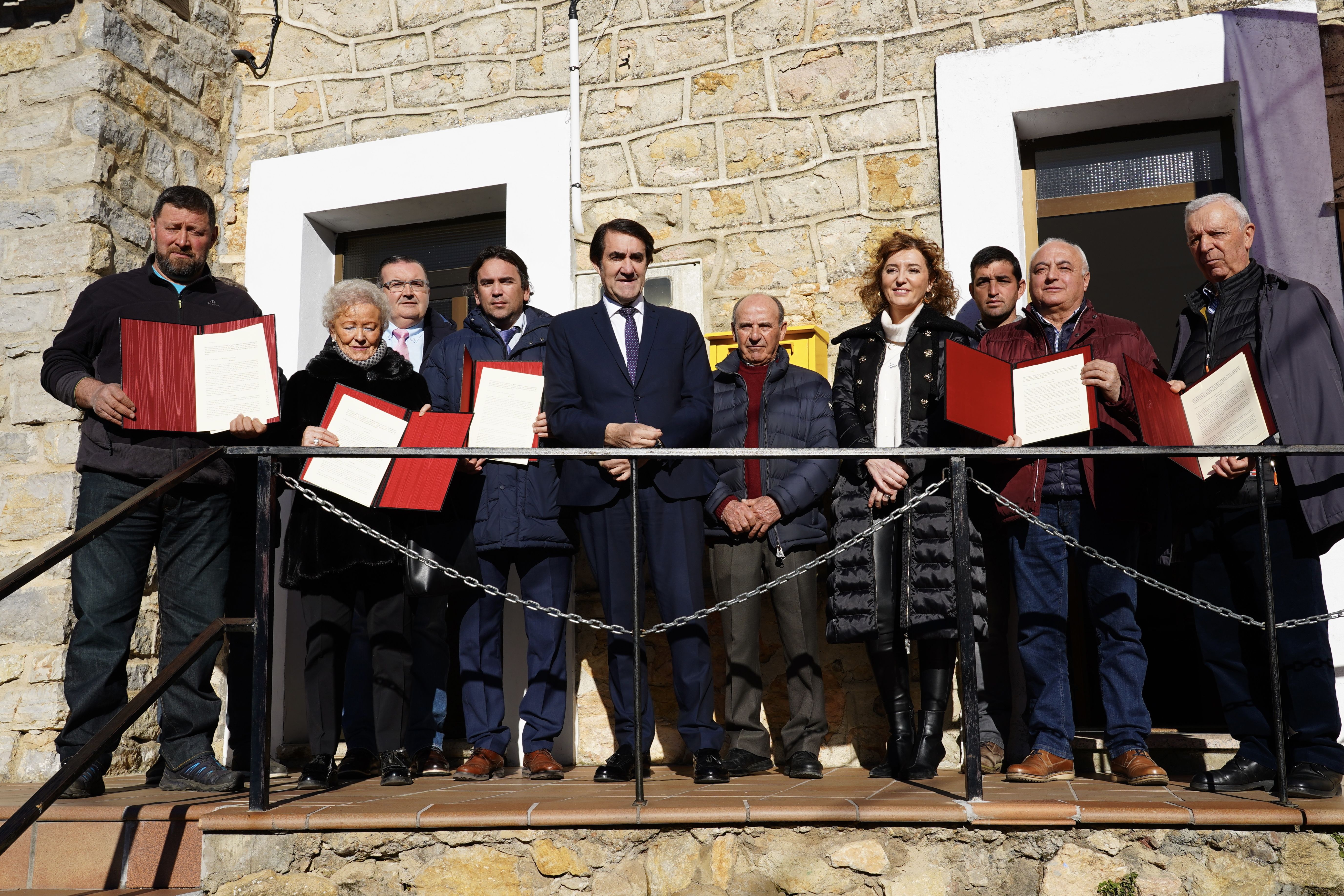 El consejero Juan Carlos Suárez-Quiñones firma convenios con cinco ayuntamientos de la provincia para incluir 36 viviendas al programa 'Rehabitare'. | CAMPILLO (ICAL)