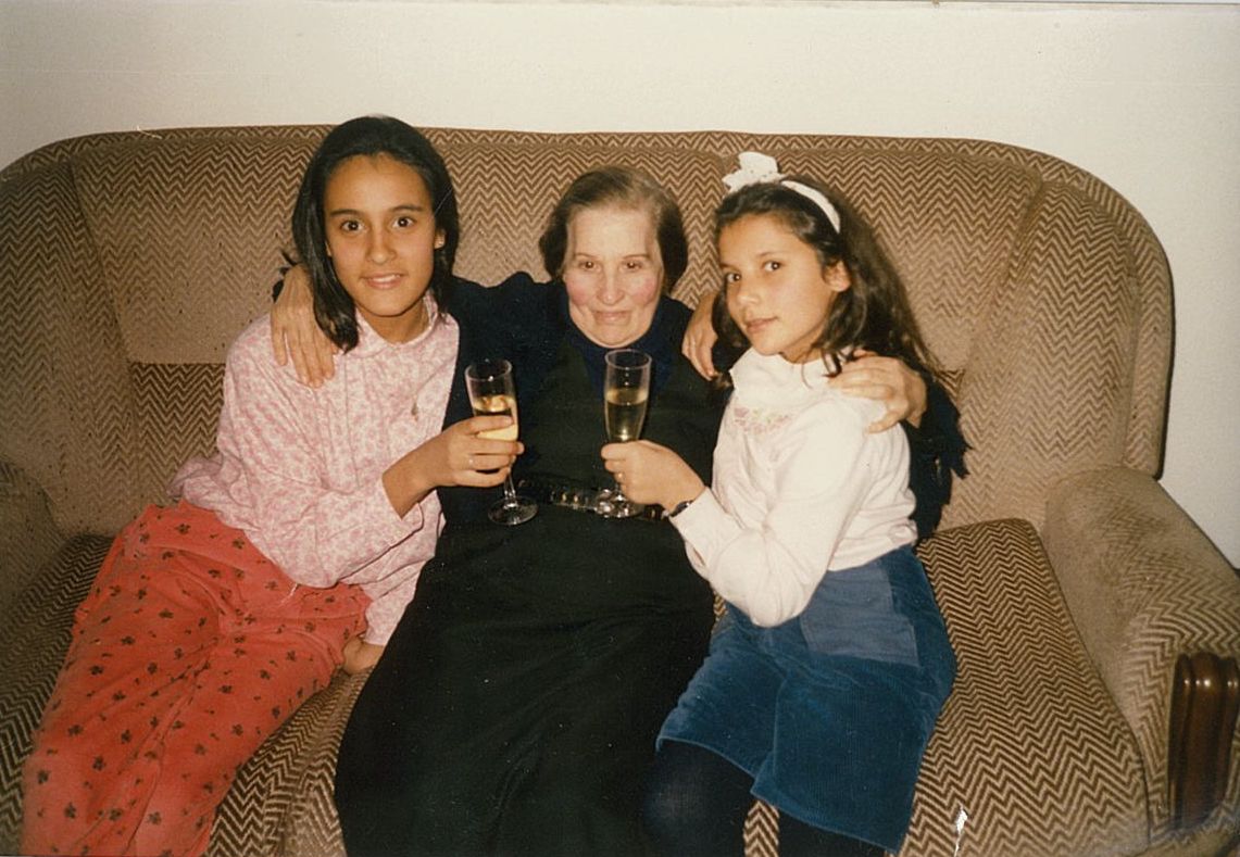 Manuela López con sus nietas, hijas de Enrique López López, su segundo hijo.
