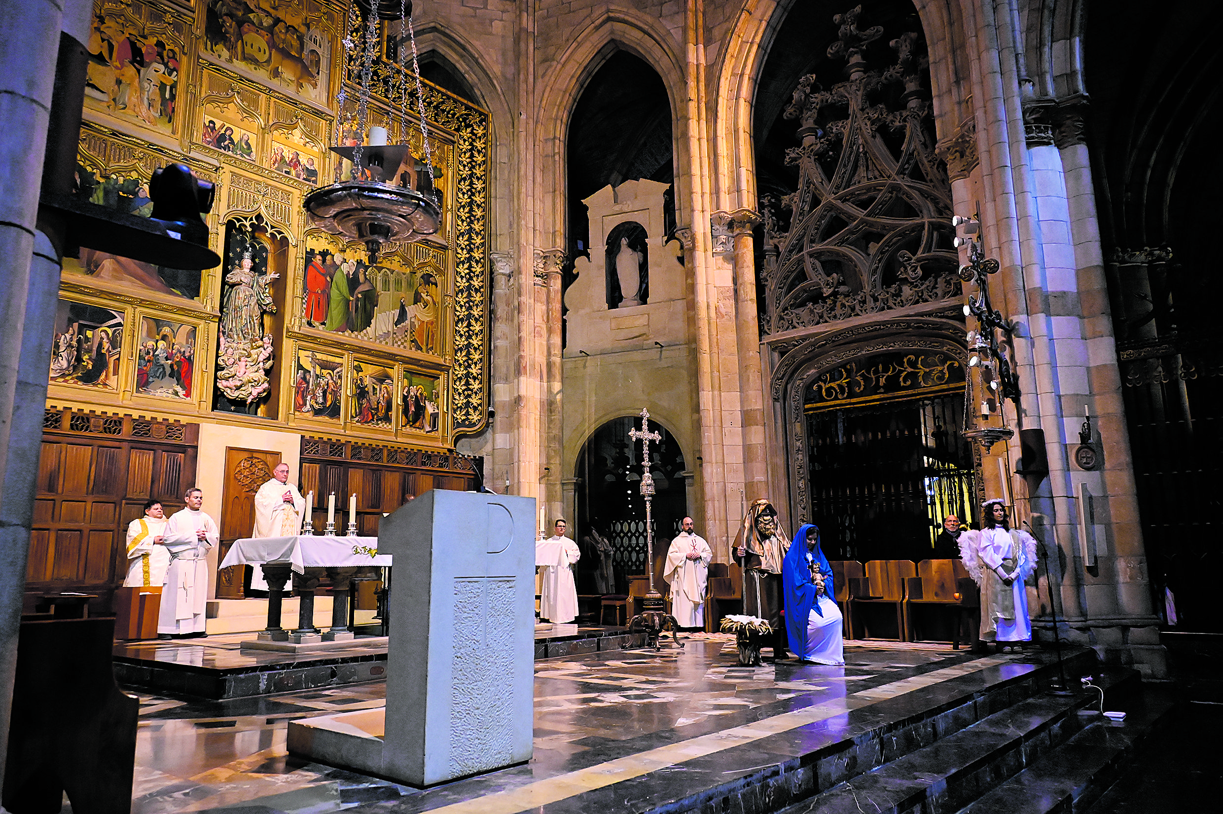 Un momento de la pastorada tradicional celebrada este martes en la Catedral de León. | SAÚL ARÉN