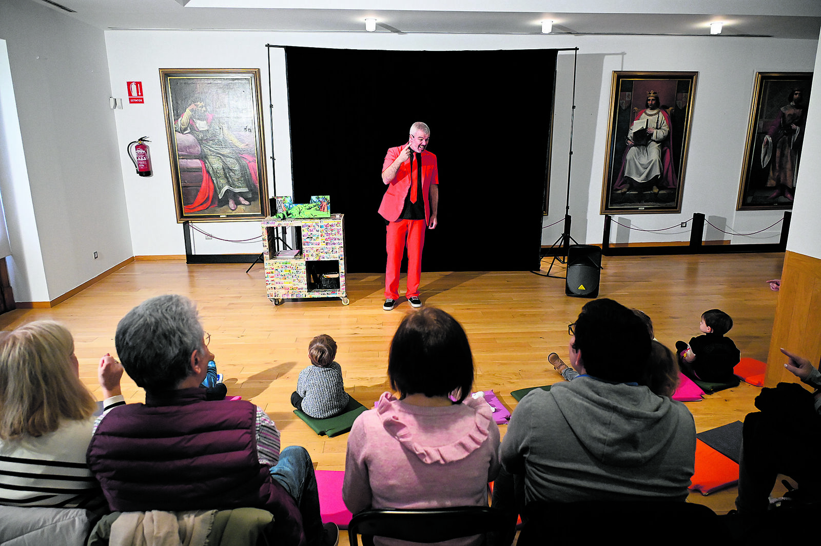 Una escena del espectáculo ‘Magia para peques muy peques’ de este martes en el Salón de los Reyes del Ayuntamiento de San Marcelo. | SAÚL ARÉN