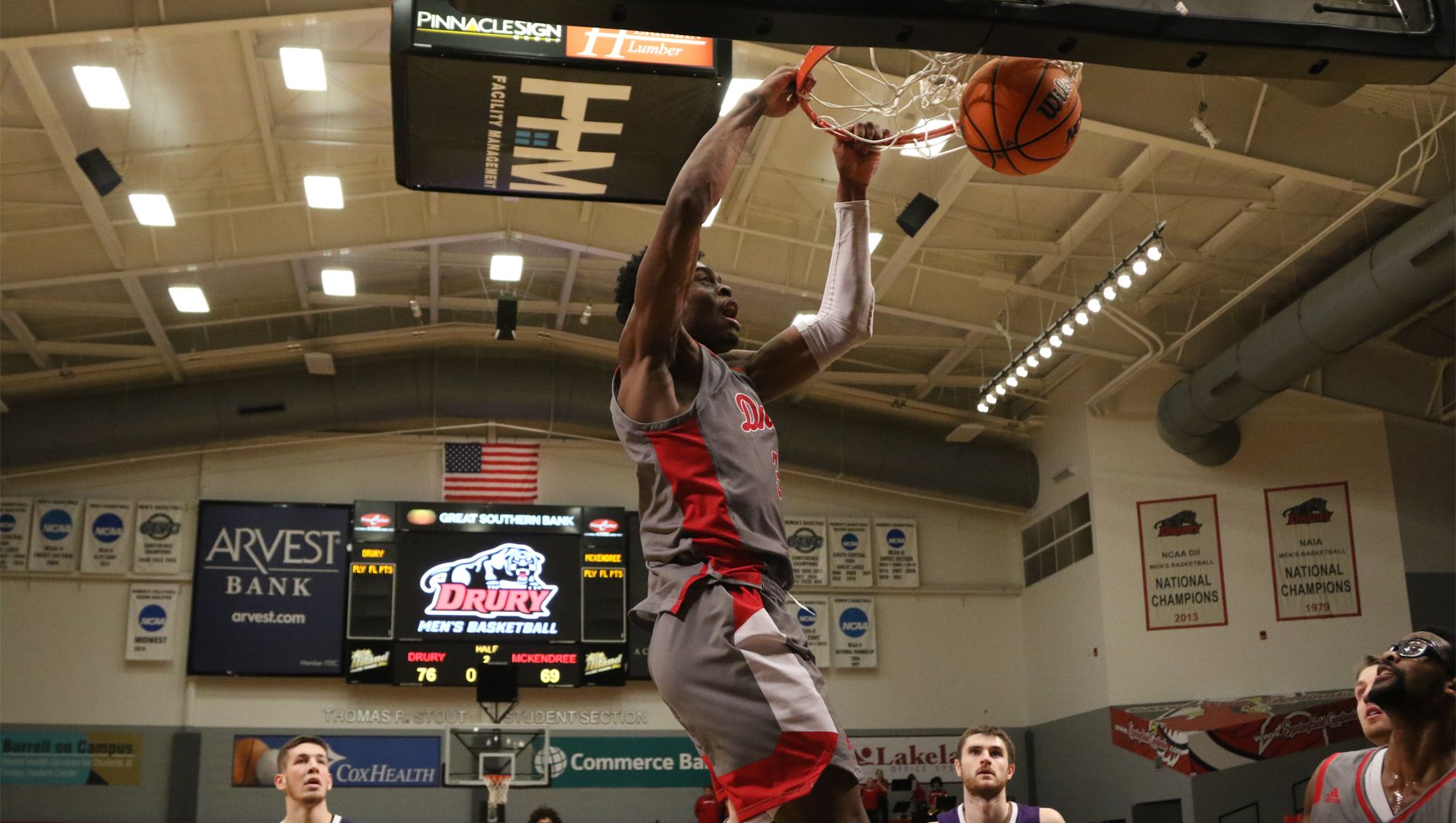 Obi Okafor hace un mate durante un partido en NCAA 2. | TERRY GRIFFIN