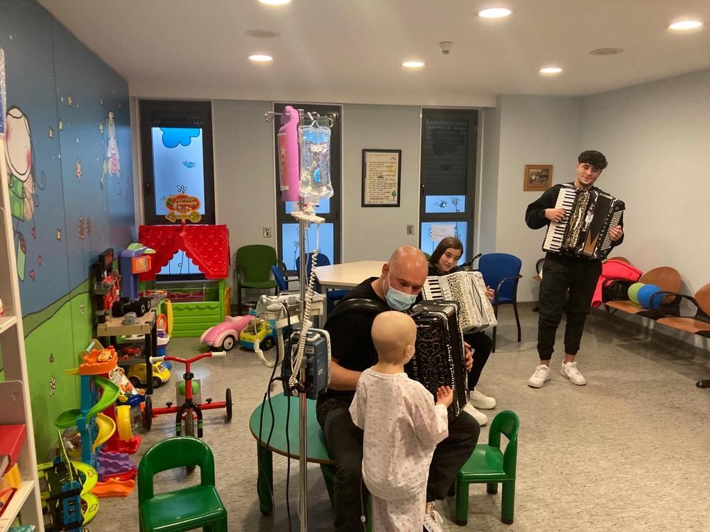 Una imagen de la visita en la planta de Pediatría. | L.N.C.