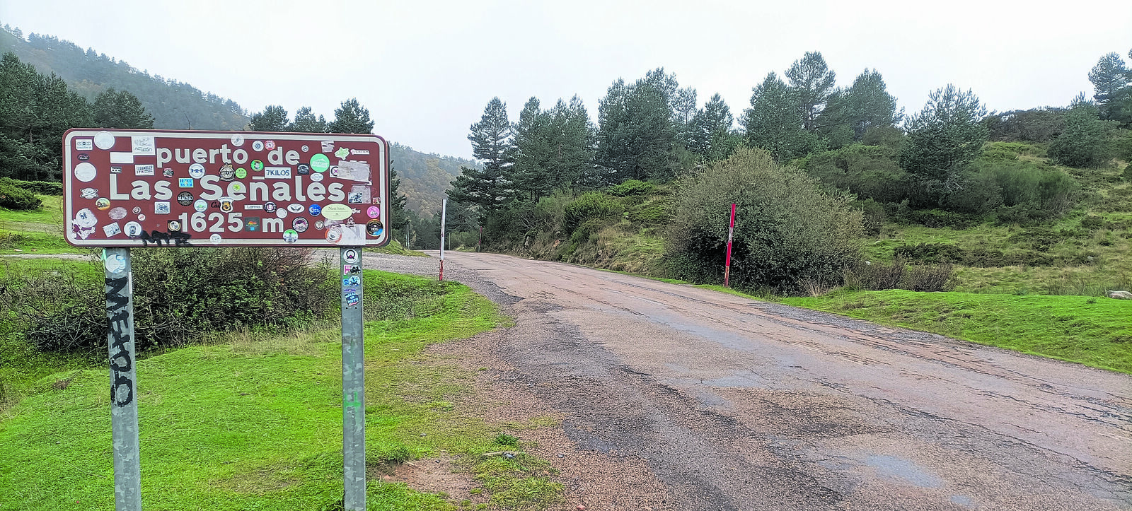 Imagen que muestra la estrechez y el mal estado de la carretera del puerto de Las Señales. | L.N.C.