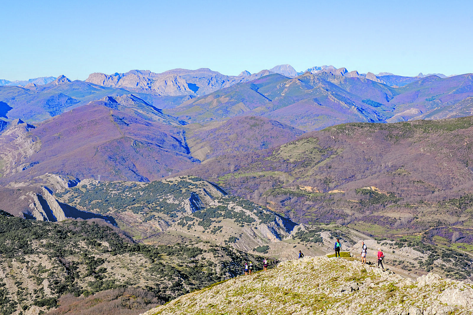 Descenso con Meloita, Peñas de Prado, Ubiña y las Tres Marías. | VICENTE GARCÍA