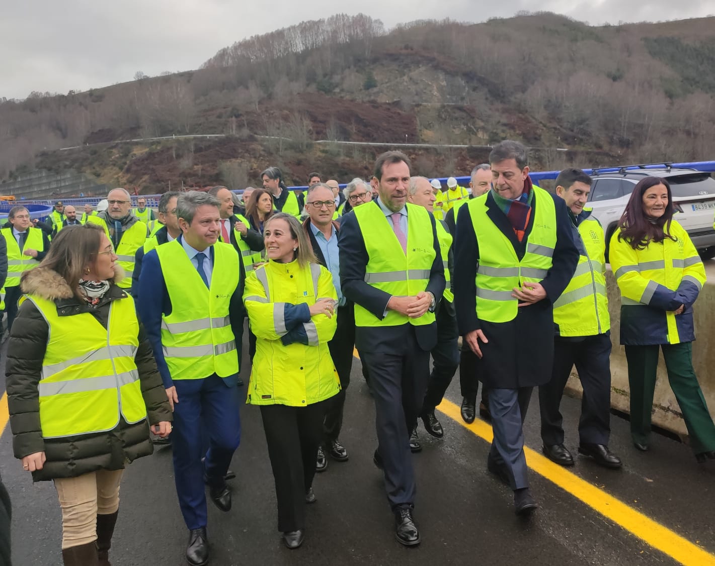 El ministro con el resto de representantes de las instituciones, abriendo el paso por el viaducto. 