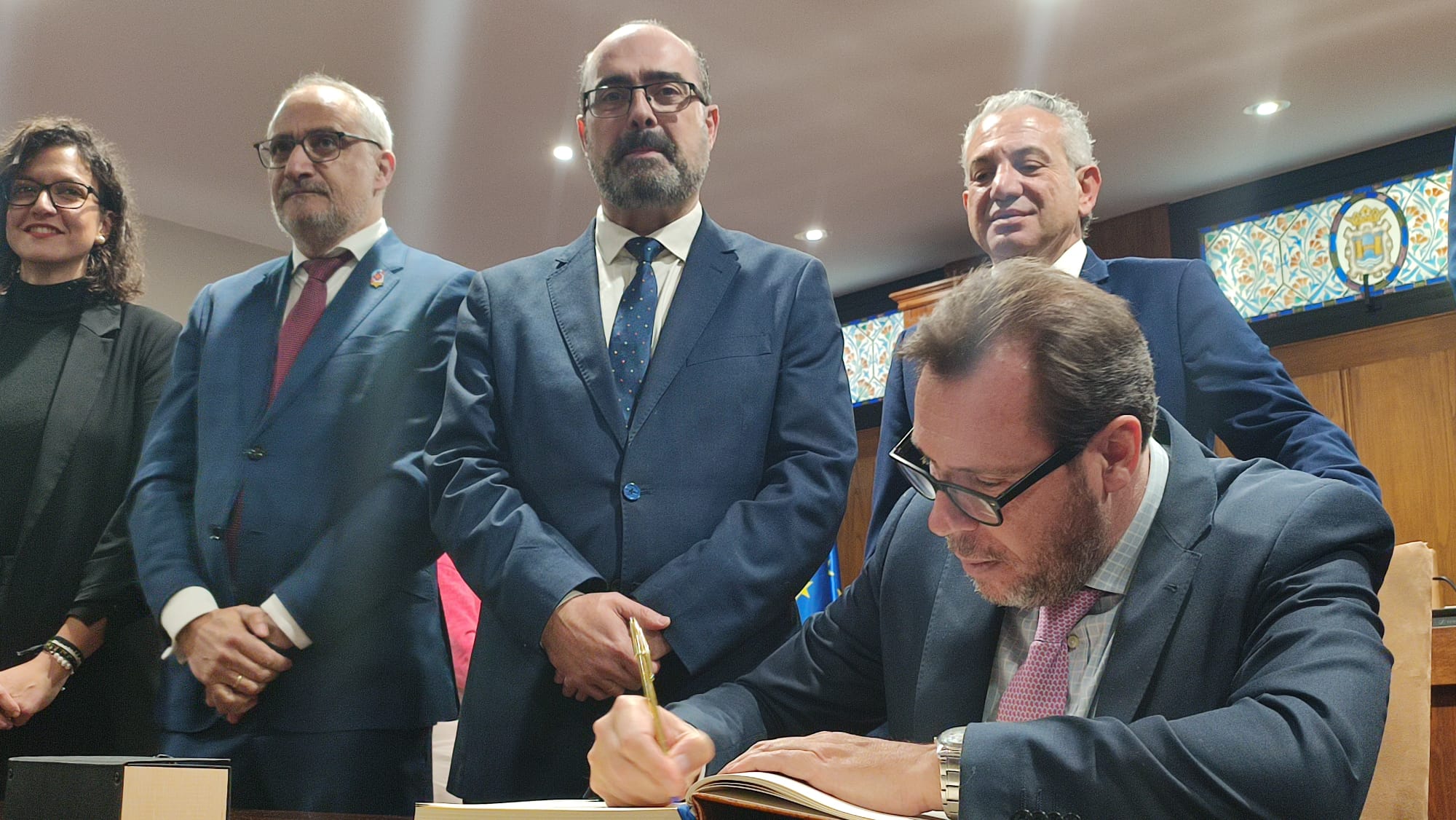 Puente firmando en el libro de honor del Ayuntamiento de Ponferrada.