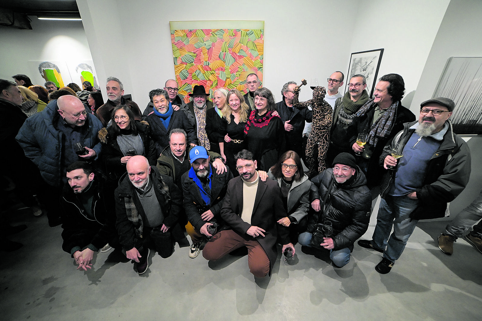 Algunos de los ‘artistas de la casa’ posan junto a las galeristas en la fiesta de inauguración de la muestra colectiva y de la ampliación del espacio expositivo.| MAURICIO PEÑA