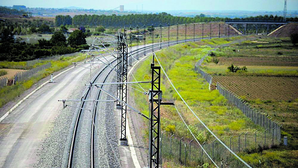 La plataforma del AVE está preparada instalar una segunda vía. | MAURICIO PEÑA