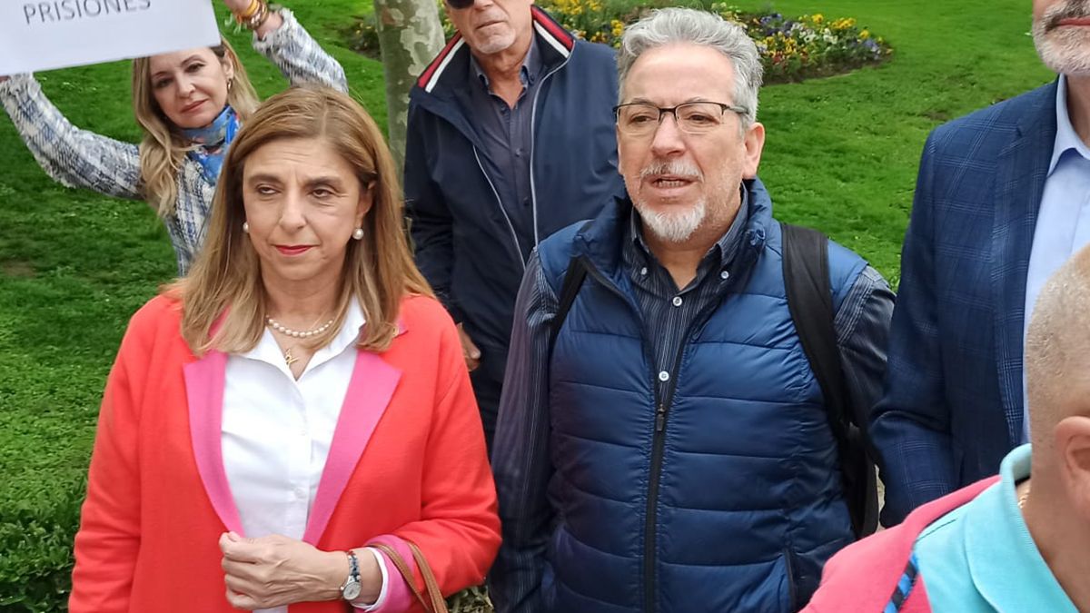 Santos Martínez Estrada, junto a la presidenta de VOX León, Mercedes Machín.