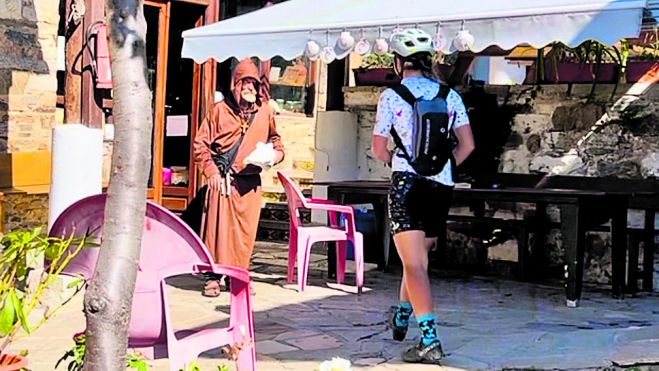 Salvador, con sandalias y hábito de monje, paseando por Villafranca.