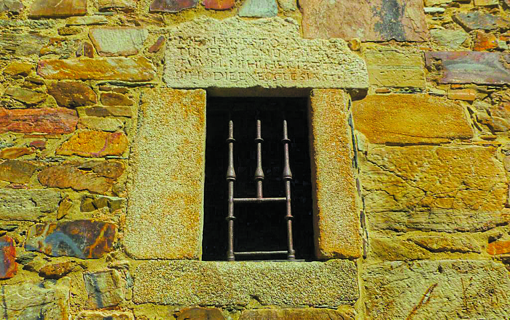 La ventana exterior de la reducida ‘Celda de las emparedadas’ de Astorga, destino de turismo dark.