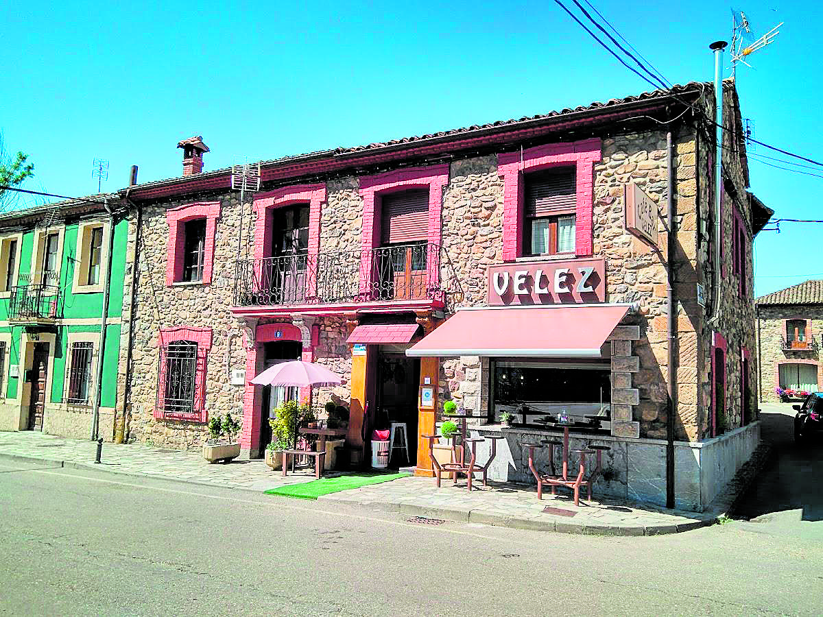 El histórico Bar Velez, en la carretera, era el gran clásico de la hostelería en Vegacervera, pero cerrará definitivamente sus puertas el primer día de 2024. 