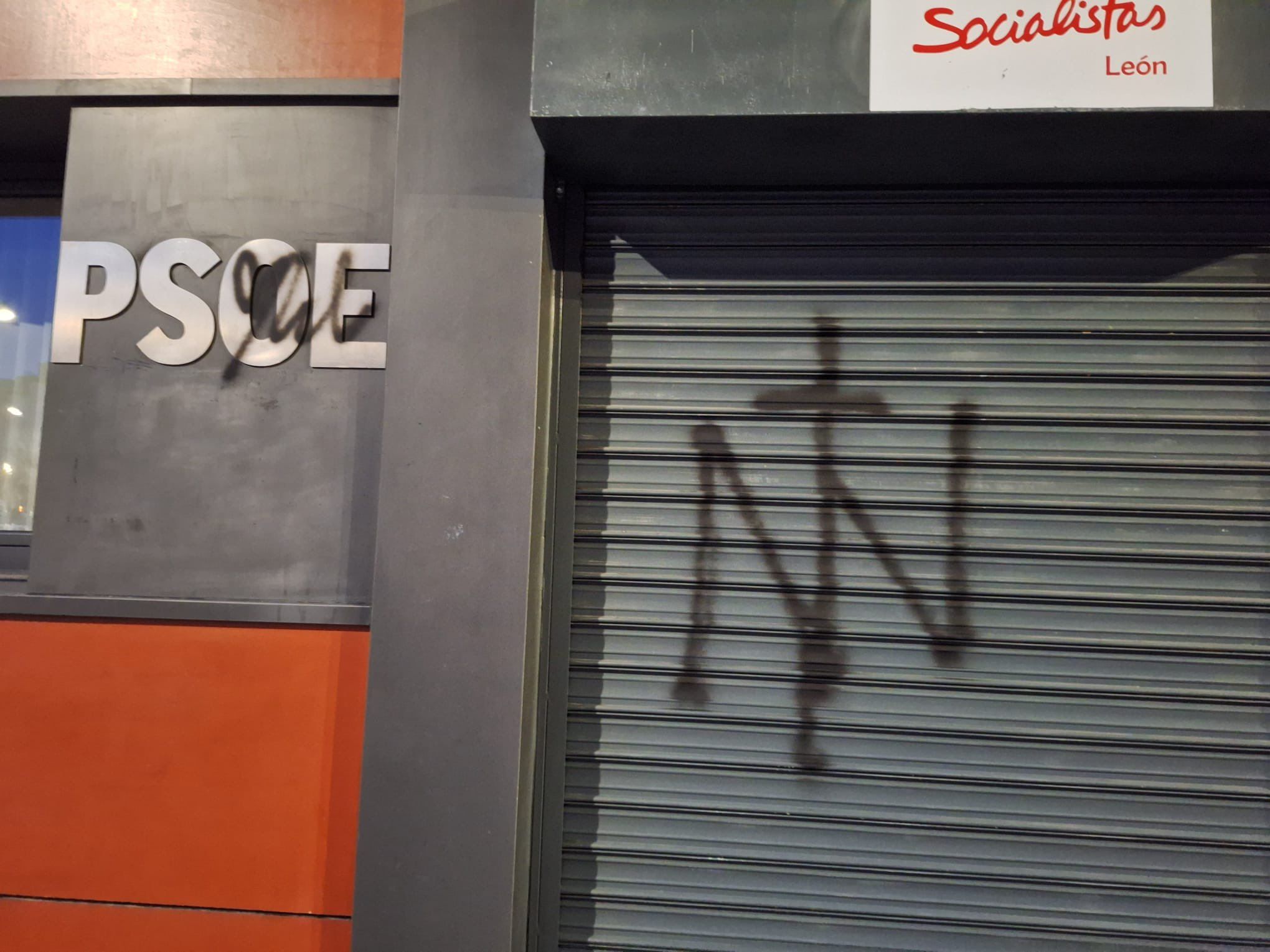 Pintadas en la sede del PSOE en León. | @NURI_RUBIO