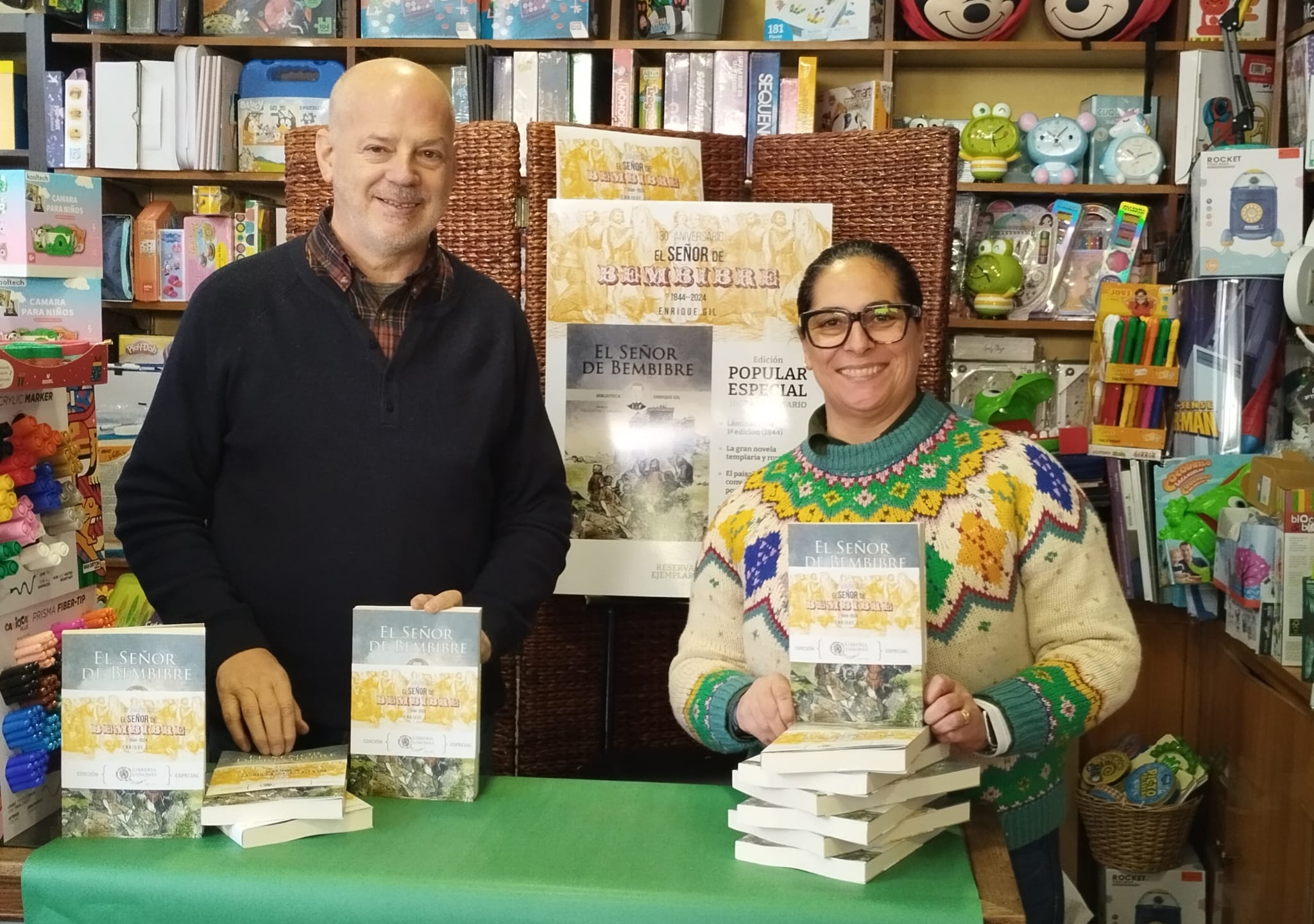 El responsable de la Fundación, Valentín Carrera con la colección de Gil y Carrasco en la Librería Quiñones de Ponferrada. 