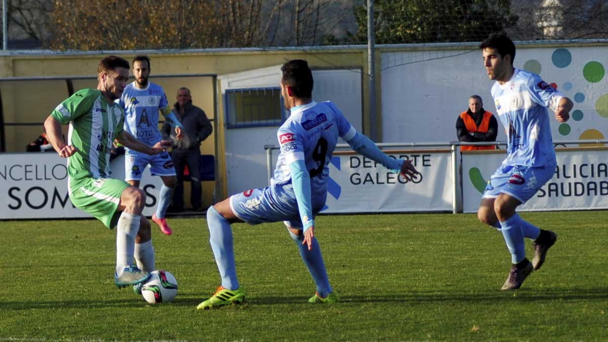 Juampa, Roberto Puente y al fondo Bandera tratan de robarle el balón a un jugador gallego. | DANIEL ALEXANDRE (DIARIO DE FERROL)